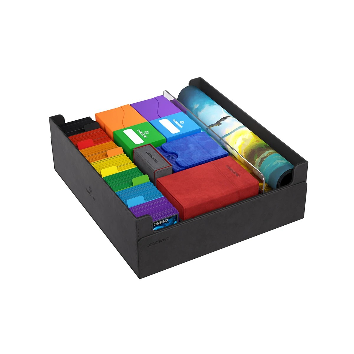 Una scatola nera piena di accessori per giochi di carte come scatole di carte e un tappetino da gioco. Sono presenti vari colori.
