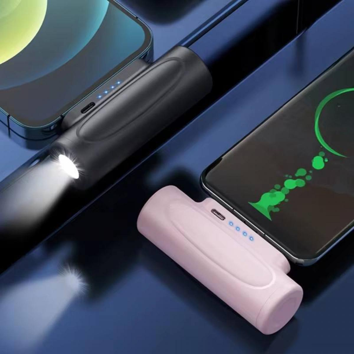 Handys werden mit Powerbanks aufgeladen. Eines schwarz mit Licht, eines rosa. Handys haben Bildschirme an. Blaue Oberfläche.