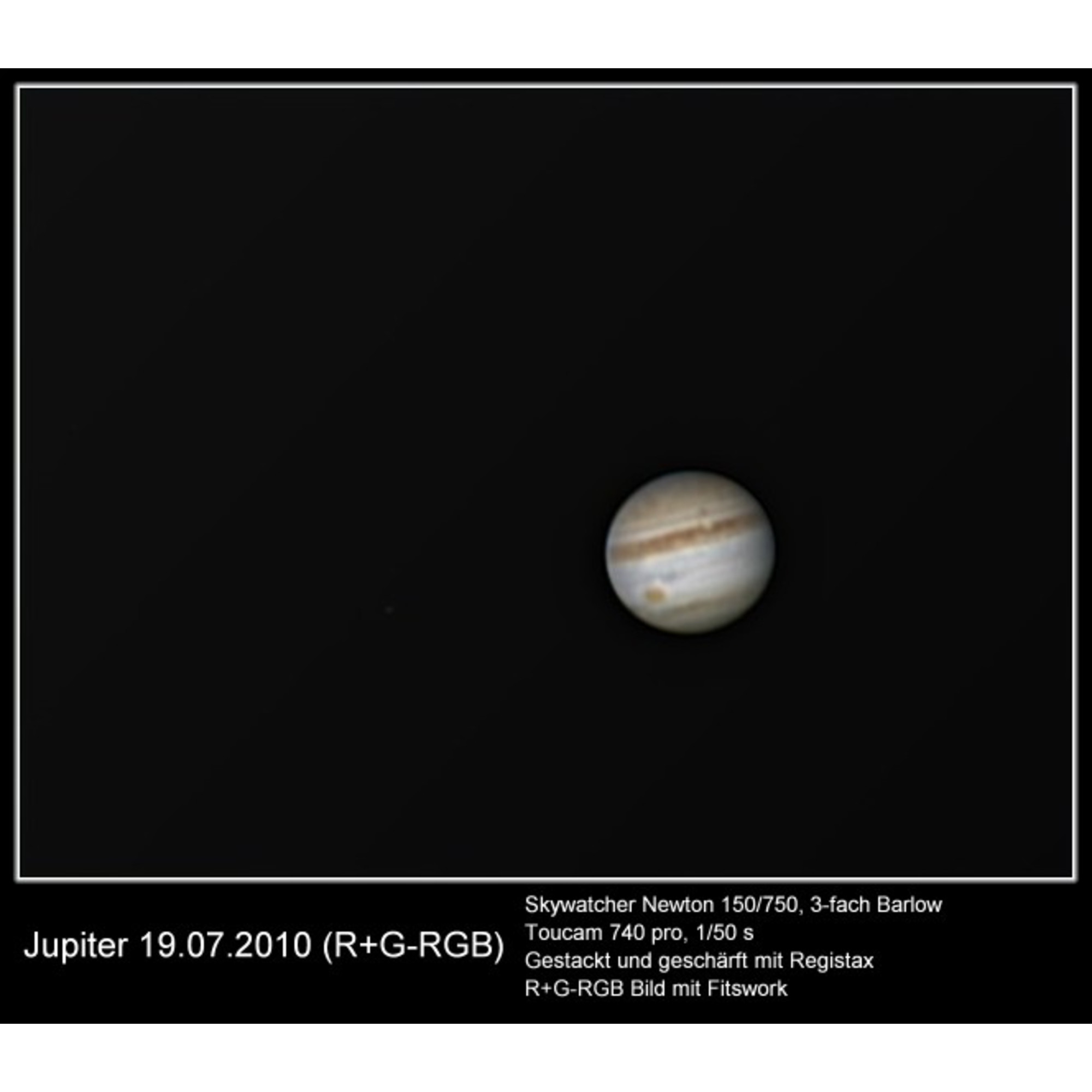 Jupiter mit Bändern, aufgenommen am 19. Juli 2010. Der Planet ist rechts, mit dunklem Hintergrund.