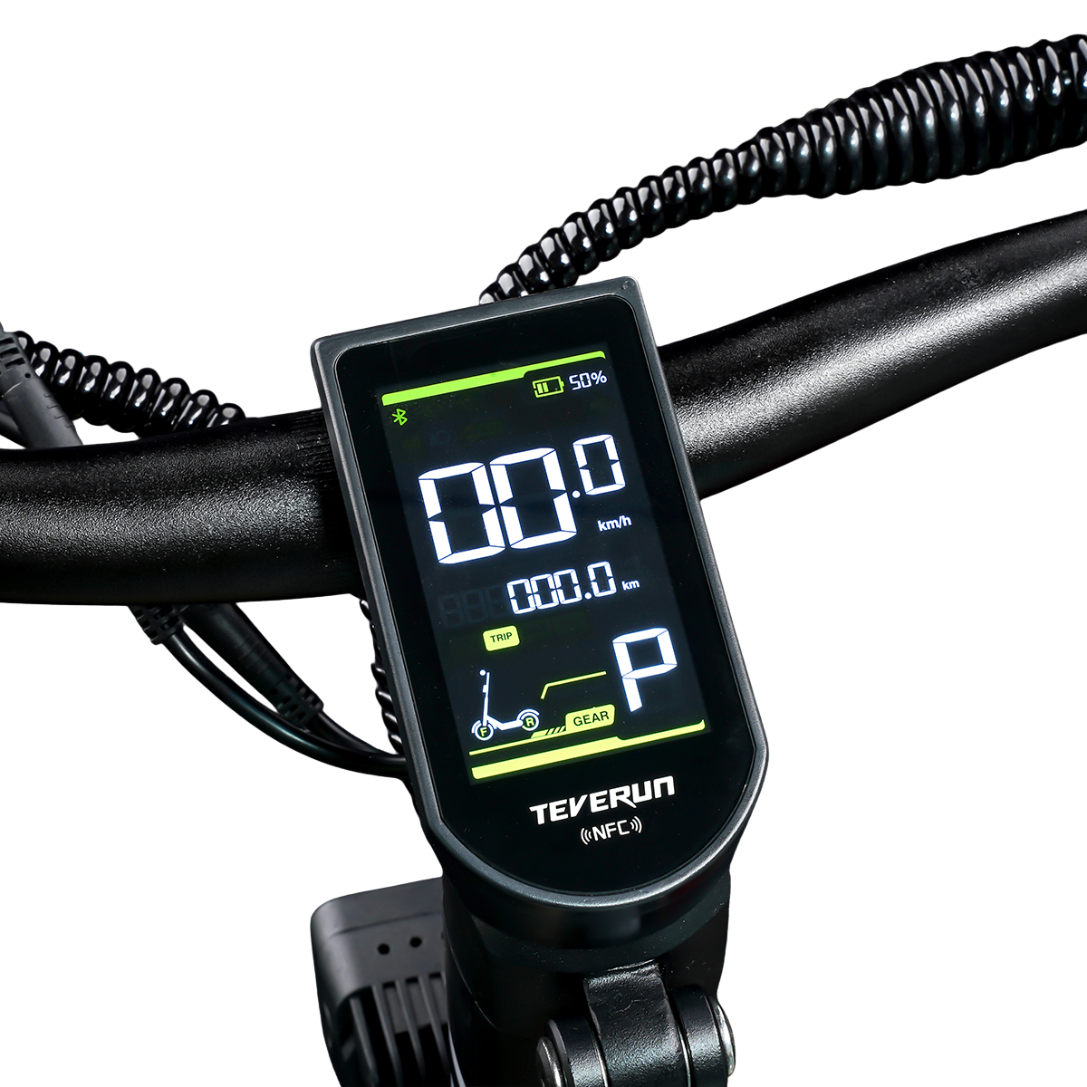 Zbliżenie wyświetlacza hulajnogi elektrycznej. Pokazuje prędkość 00,0 km/h, dystans 000,0 km i poziom naładowania baterii. Marka: TEVERUN.