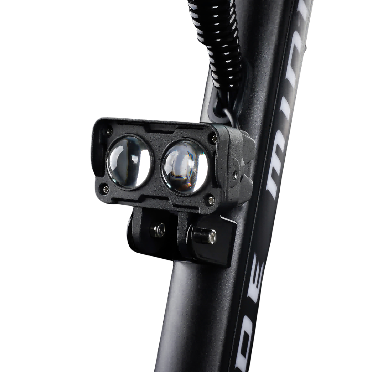 Zbliżenie czarnej lampy z dwiema przezroczystymi soczewkami. Zamontowana na czarnej ramie skutera, z widocznym białym tekstem.