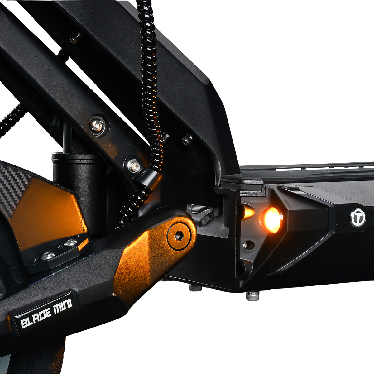 Zbliżenie czarno-złotej hulajnogi elektrycznej. Zawiera etykietę 'BLADE MINI', pomarańczowe światło i kabel spiralny.