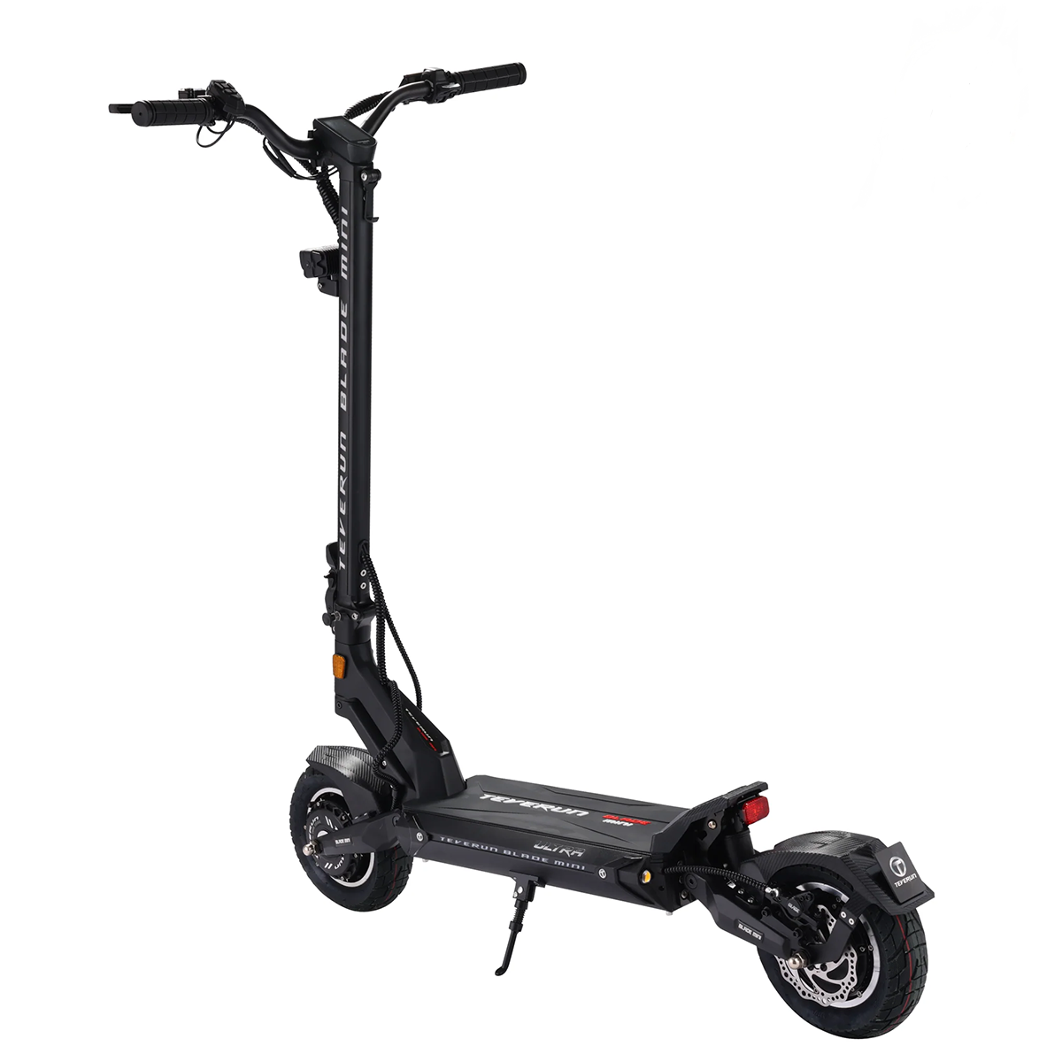 Czarna hulajnoga elektryczna na białym tle. Zawiera kierownicę, podest, koła i podpórkę. Widoczna nazwa marki.