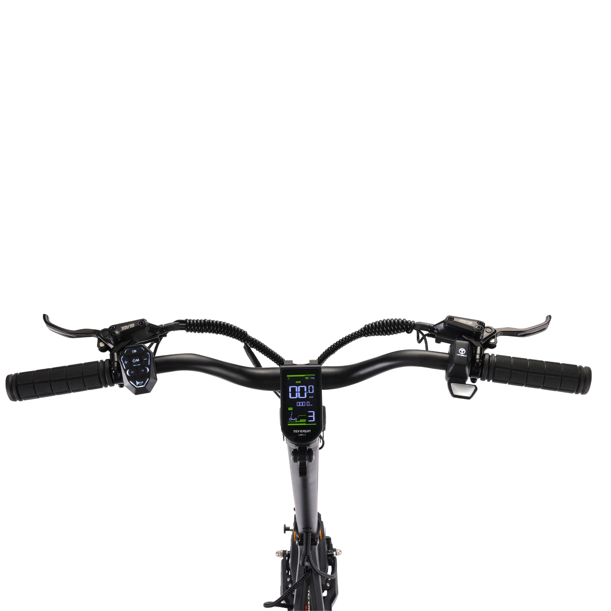 Zbliżenie kierownicy hulajnogi elektrycznej. Widoczne czarne drążki, wyświetlacze i elementy sterujące. Ekran pokazuje prędkość i żywotność baterii.