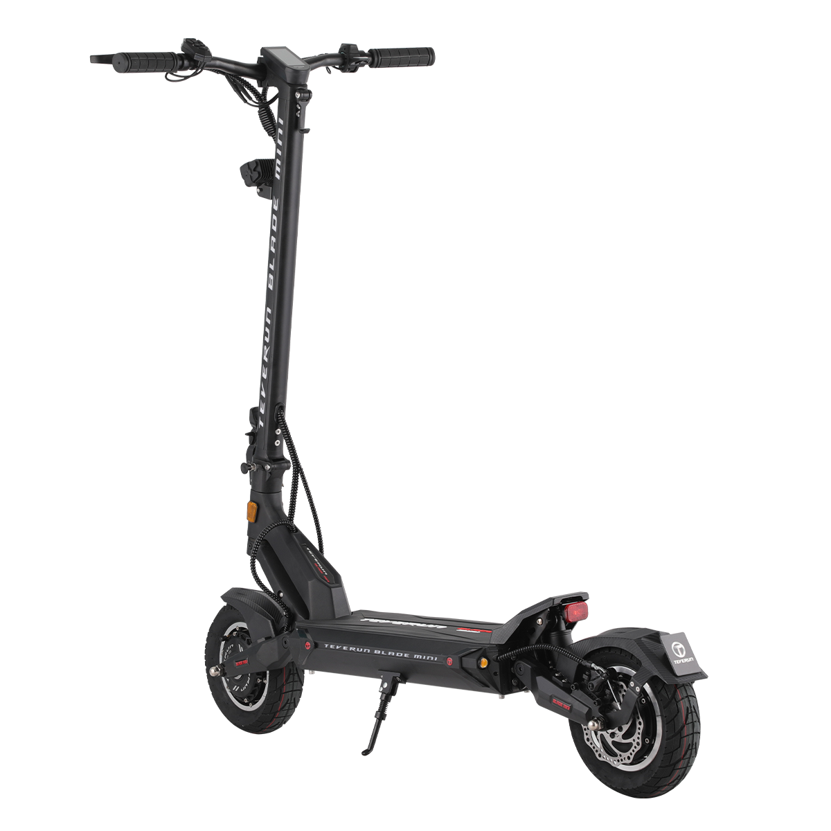 Czarny skuter elektryczny. Ma wysoki wspornik kierownicy, dwa koła z czerwonymi akcentami i małą podpórkę.