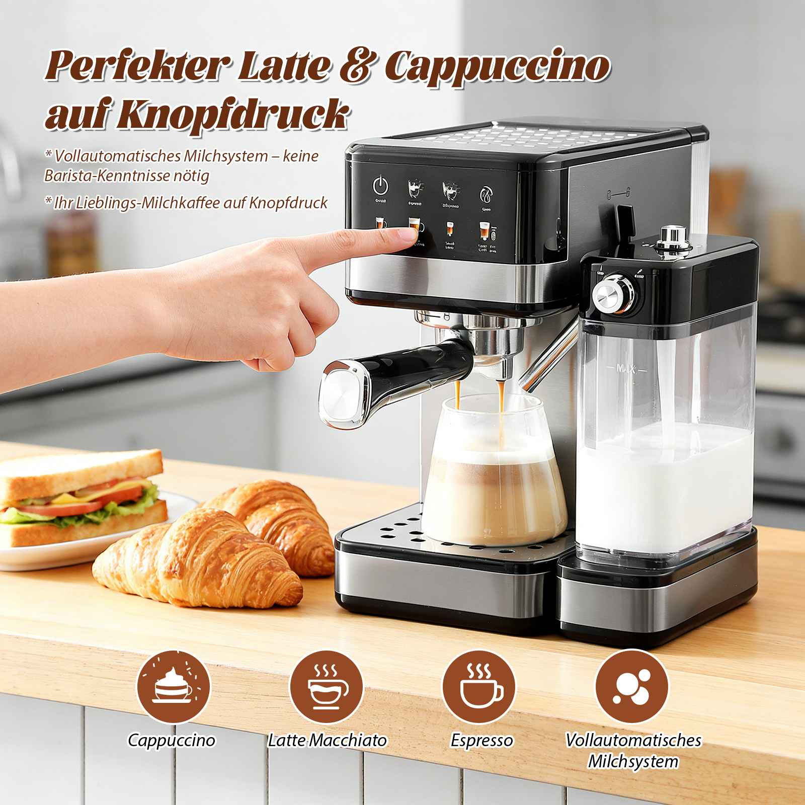Eine Hand drückt eine Kaffeemaschinentaste. Ein Glas füllt sich mit Kaffee, und Croissants liegen daneben.
