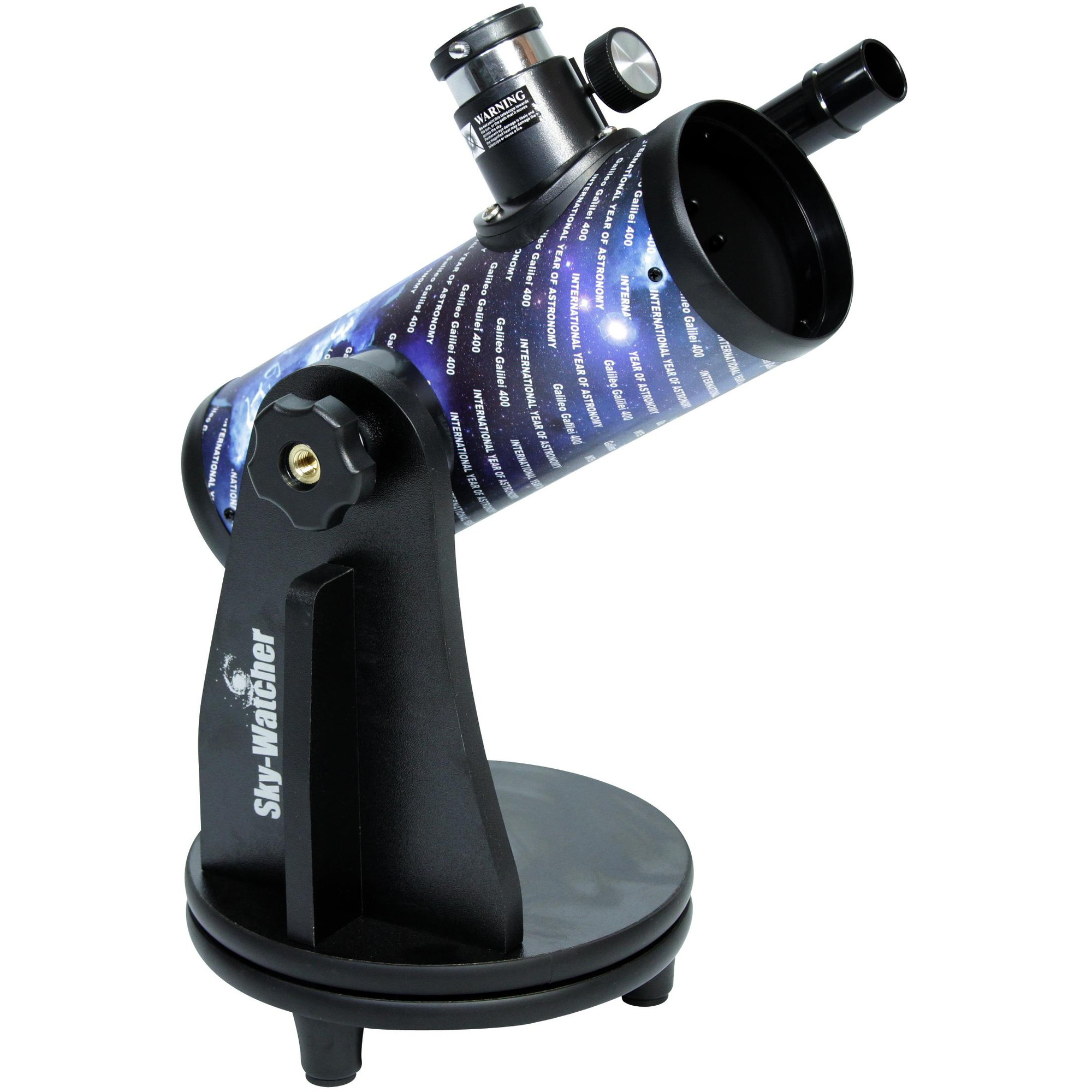 Ein Teleskop auf einem schwarzen Ständer. Das Rohr hat Astronomietext. Es ist ein Teleskop der Marke Sky-Watcher.