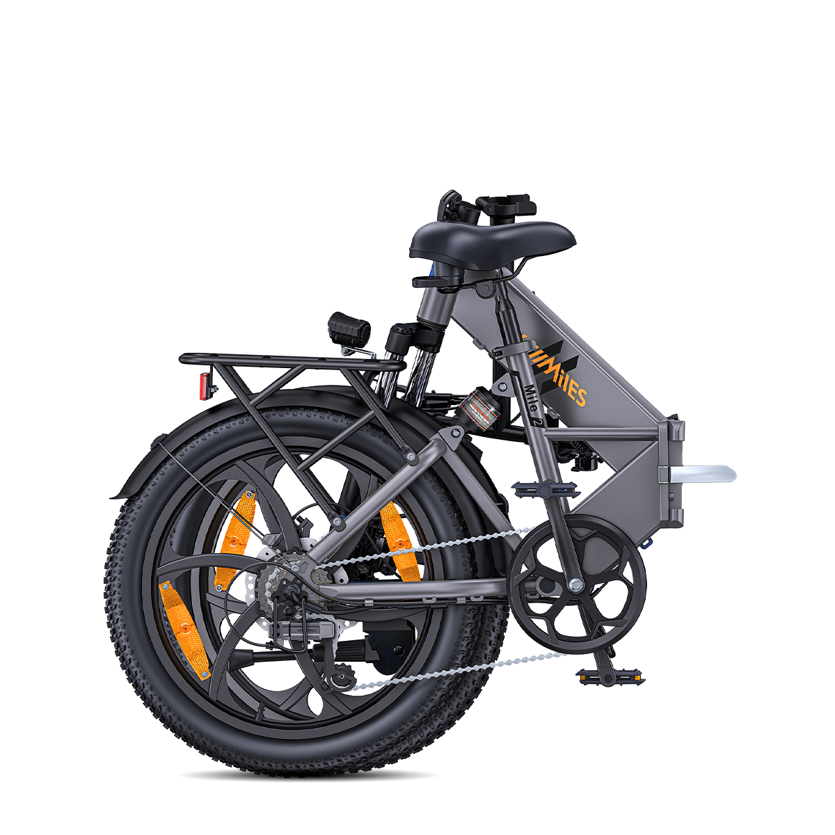 Szary składany rower elektryczny na białym tle. Ma czarne opony, pomarańczowe odblaski i czarne siodełko. Marka to Miles.