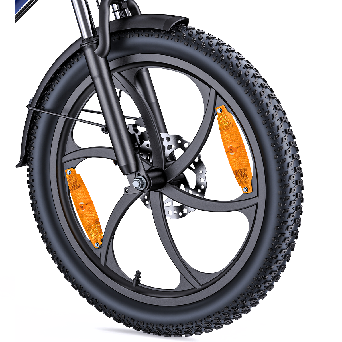 Zbliżenie koła roweru. Koło jest czarne z pomarańczowymi odblaskami. Opona ma wzór bieżnika. Widoczny jest hamulec tarczowy.