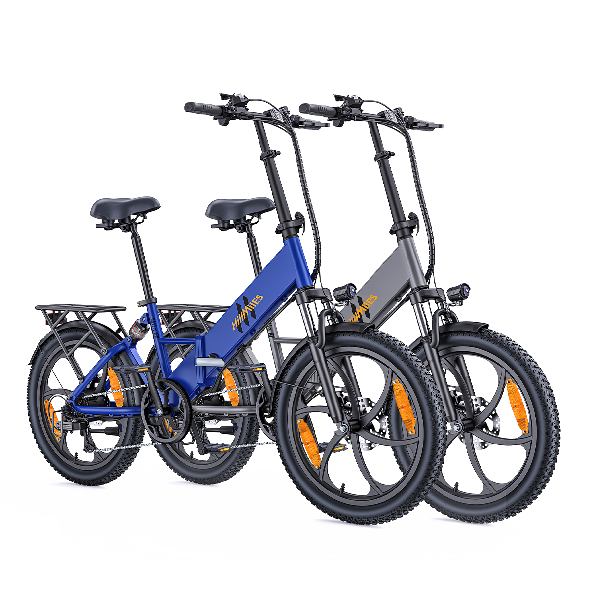 Dwa elektryczne rowery składane, jeden niebieski i jeden szary, stoją obok siebie na białym tle. Każdy ma czarne opony i siedzenia.