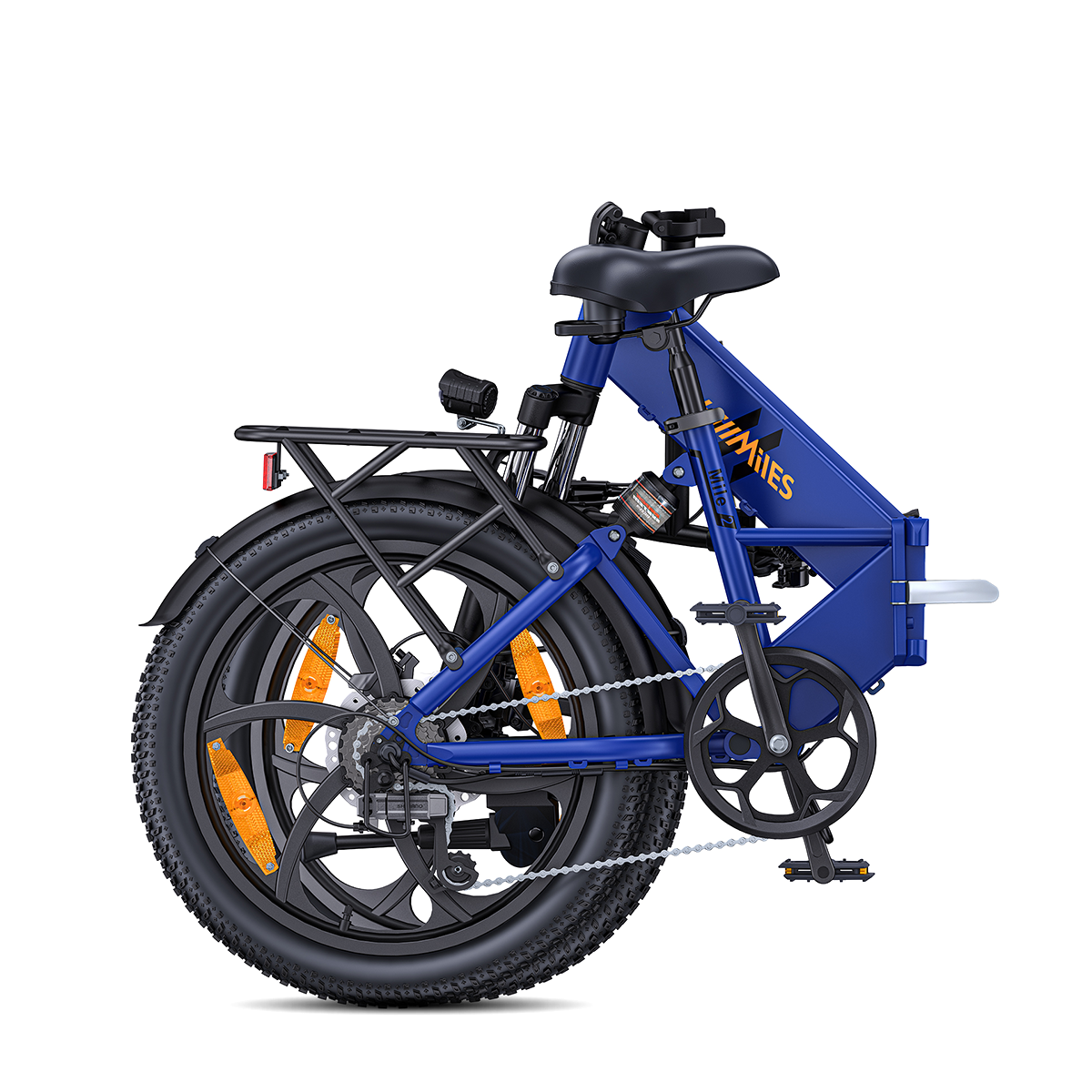 Niebieski składany rower elektryczny na białym tle. Czarne opony, pomarańczowe odblaski i czarne siodełko. Rower jest złożony.