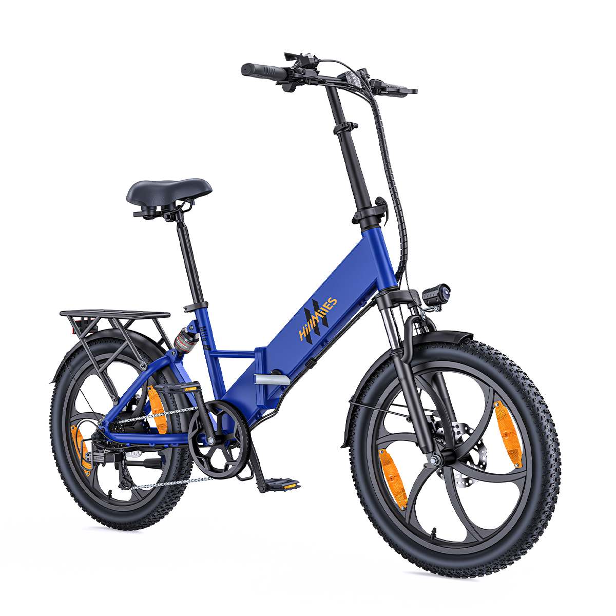 Niebieski składany rower elektryczny na białym tle. Ma czarne opony, czarne siedzenie i pomarańczowe odblaski. Widoczna jest nazwa marki.