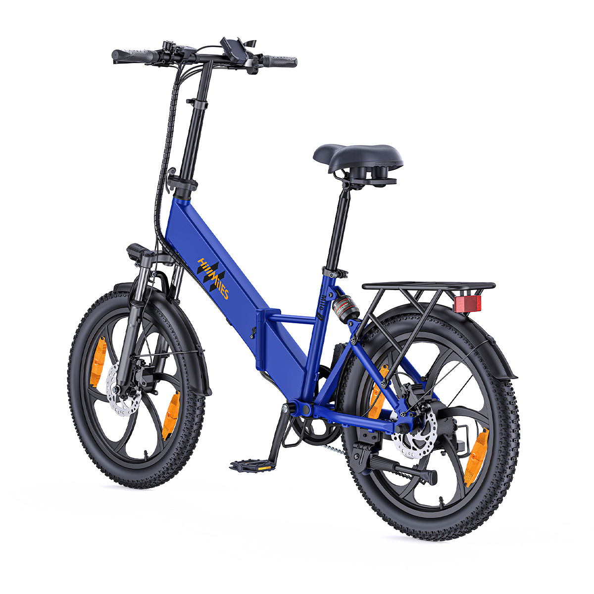 Niebieski rower elektryczny z czarnymi oponami i siedzeniem, pomarańczowymi odblaskami. Rower na białym tle, pochylony w prawo.