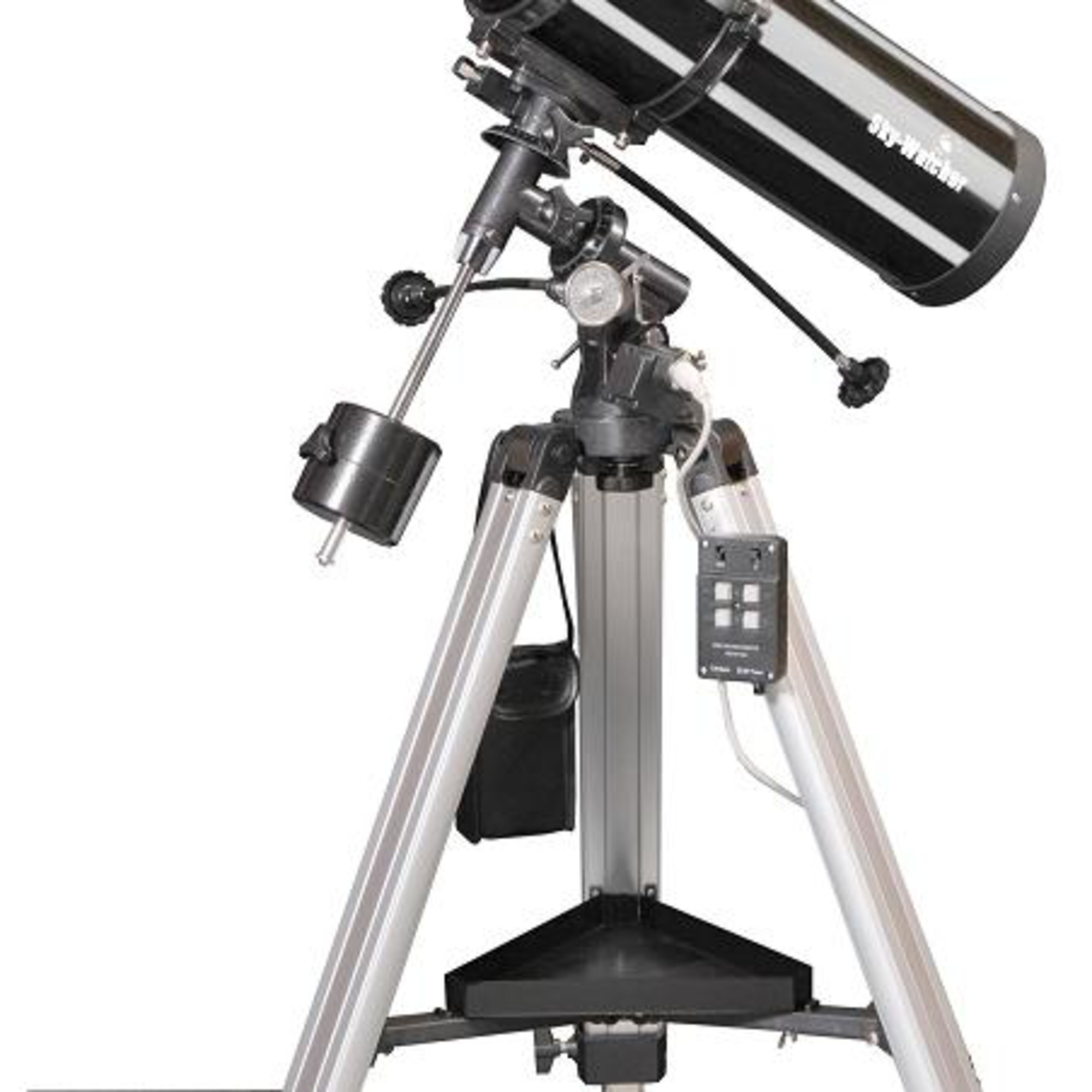 Ein Teleskop auf einem Stativ. Es hat ein schwarzes Rohr und silberne Beine. Der Markenname Sky-Watcher ist sichtbar.
