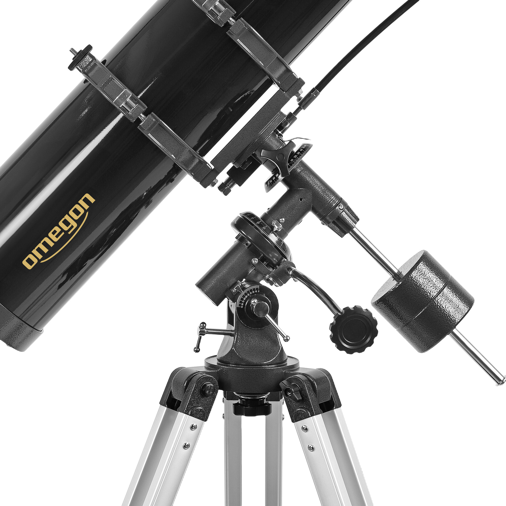 Ein schwarzes Teleskop auf einem Stativ, nach links geneigt. Die Marke 'Omegon' ist sichtbar. Der Hintergrund ist weiß.