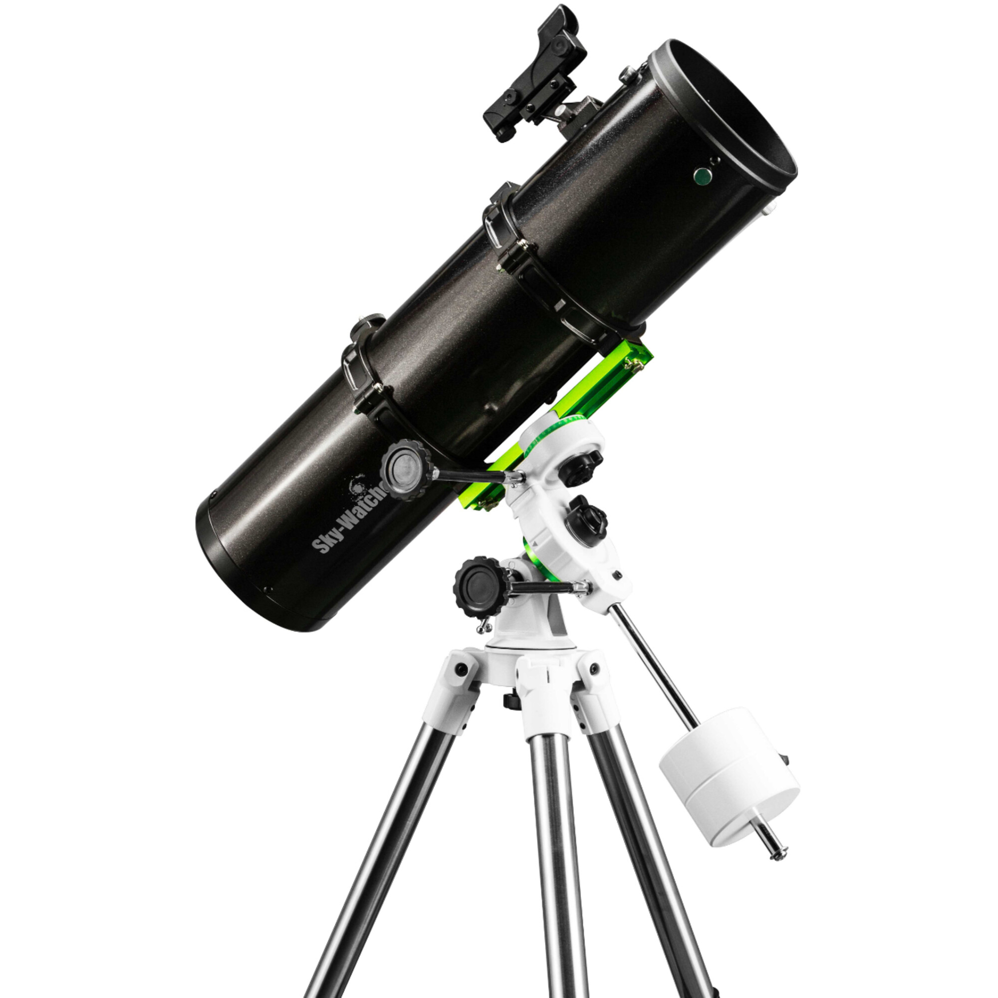 Ein Teleskop auf einem weißen Stativ. Das Teleskop ist schwarz und silberfarben, mit dem Markennamen Sky-Watcher.