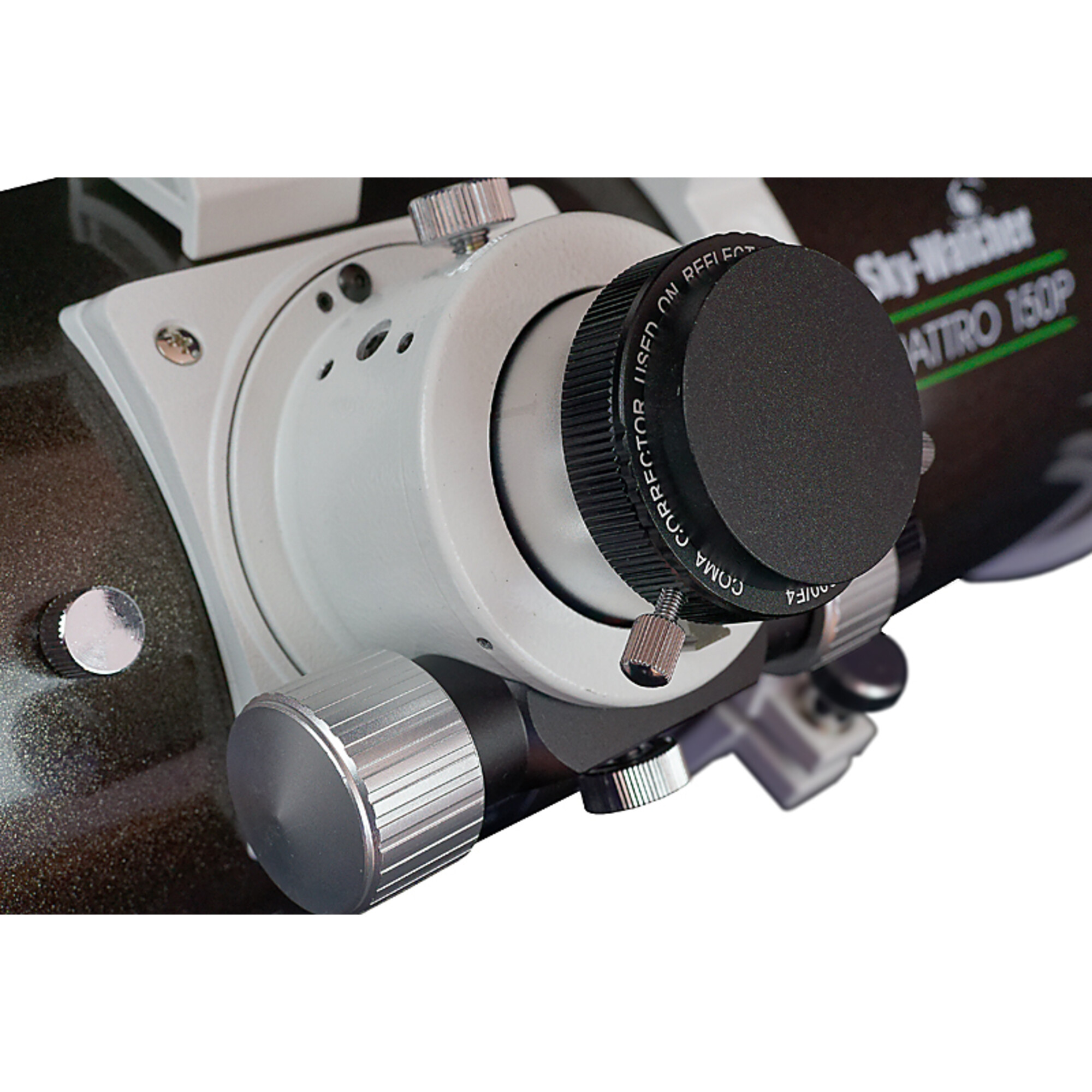 Nahaufnahme der optischen Komponenten eines Teleskops. Enthält Metallknöpfe, eine schwarze Linse und eine weiße Halterung. Sky-Watcher ATTIRO 150P.