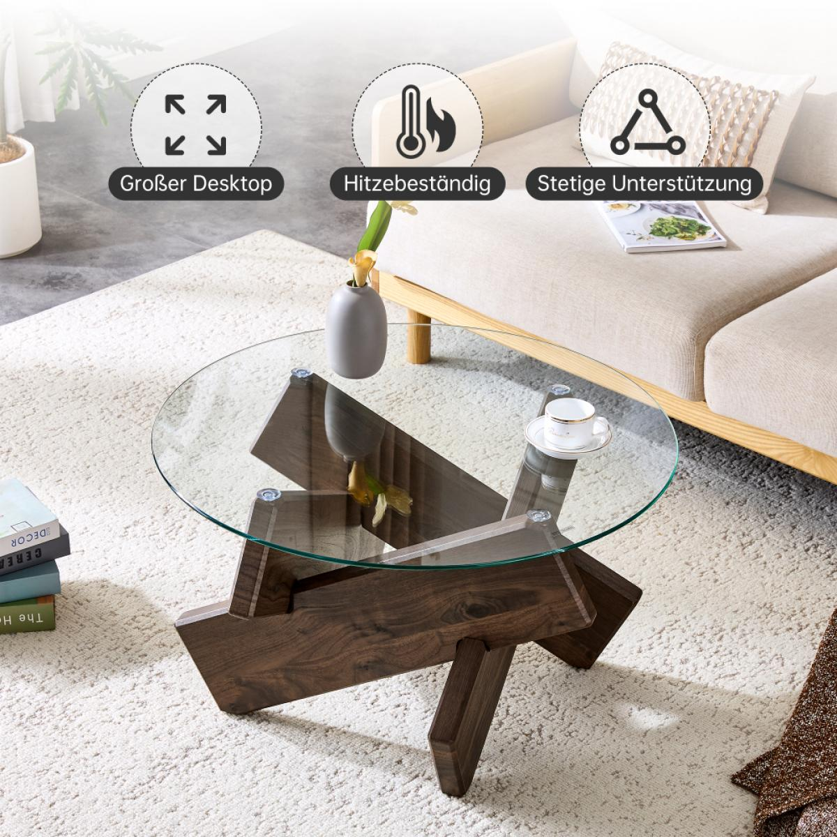 Ein moderner Couchtisch mit Glasplatte und Holzsockel steht in einem Wohnzimmer. Im Hintergrund befinden sich ein Sofa und ein Teppich.