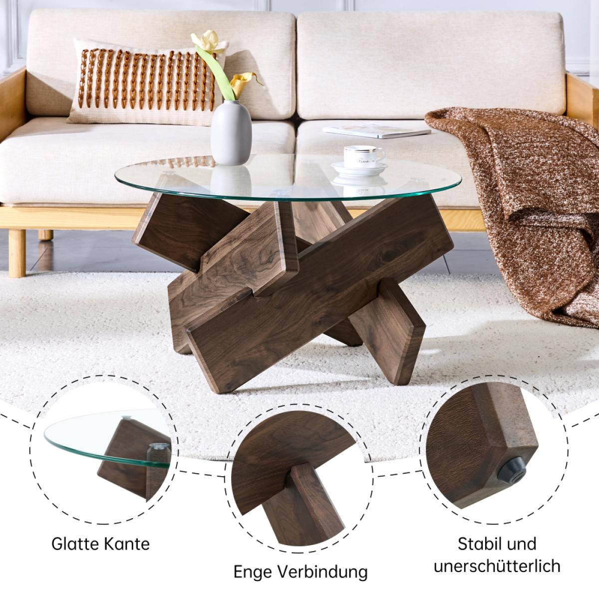 Ein moderner Couchtisch mit Glasplatte und dunklem Holzsockel. Im Hintergrund ein Sofa und eine Decke. Auf dem Tisch steht eine Vase mit Blumen.