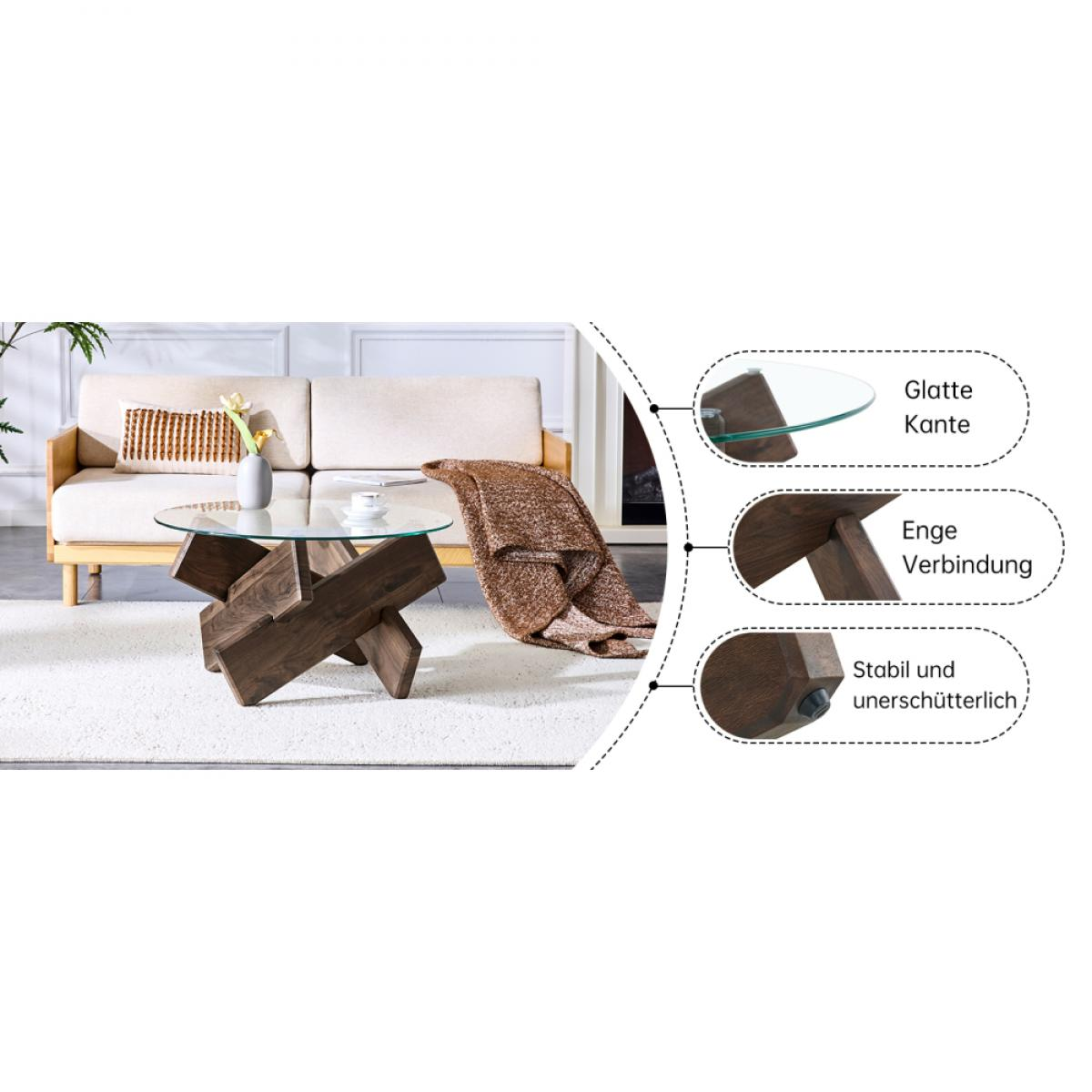 Wohnzimmerszene mit Couchtisch, Sofa, Teppich und Decke. Tisch mit Glasplatte und Holzfuß. Sofa mit hellen Kissen.