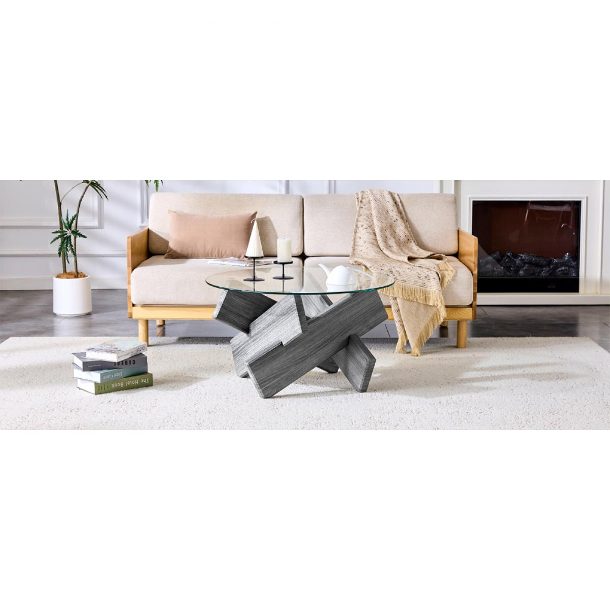 Wohnzimmerszene mit Sofa, Couchtisch mit Glasplatte, Teppich, Kamin und Büchern. Eine Decke bedeckt das Sofa.