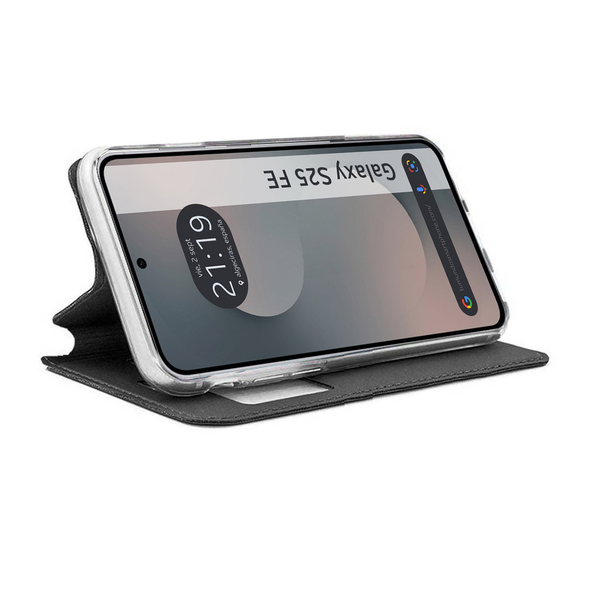 Uno smartphone, Galaxy S25 FE, in una custodia nera, mostra l'ora. Il telefono è aperto e posizionato su una superficie grigio scuro.