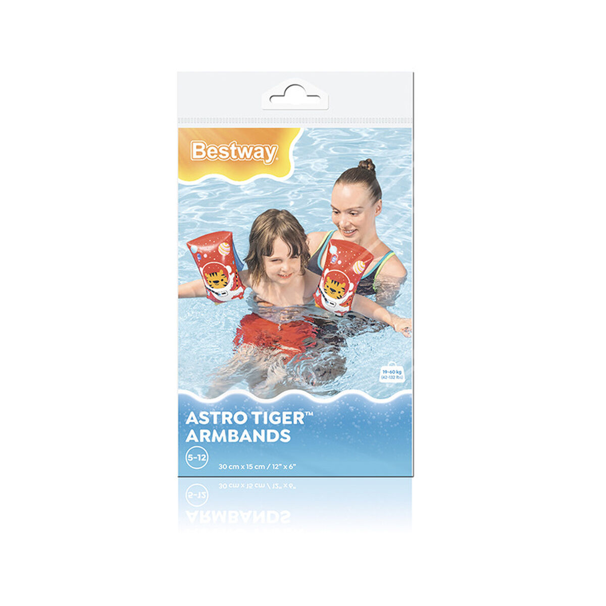 Ein Kind mit Armbändern im Wasser wird von einem Erwachsenen gehalten. Die Armbänder sind rot mit einem Tigergesicht. Verpackung im Hintergrund.