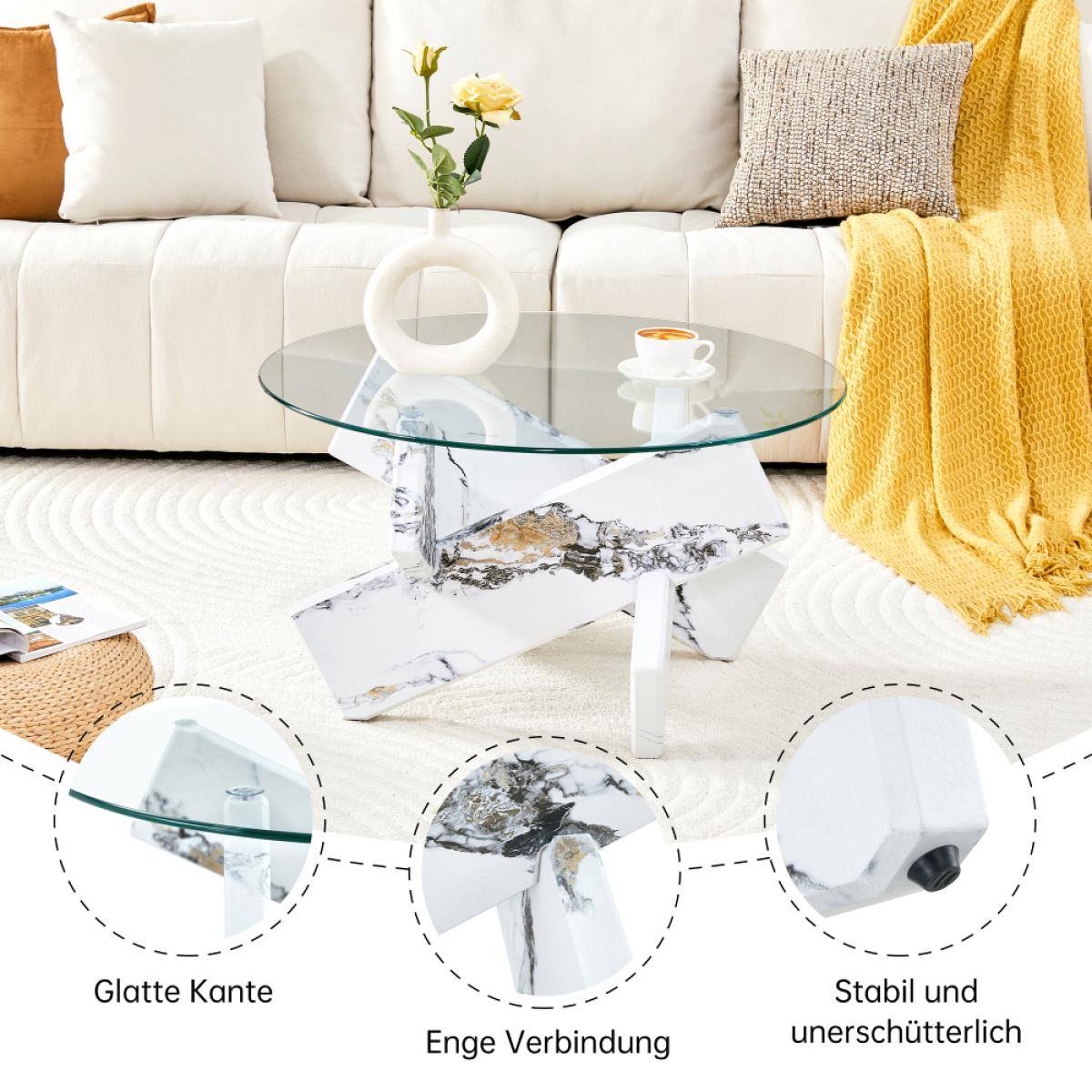 Ein modernes Wohnzimmer mit Marmor-Couchtisch, Glasplatte, weißem Sofa, gelbem Überwurf und dekorativen Kissen.