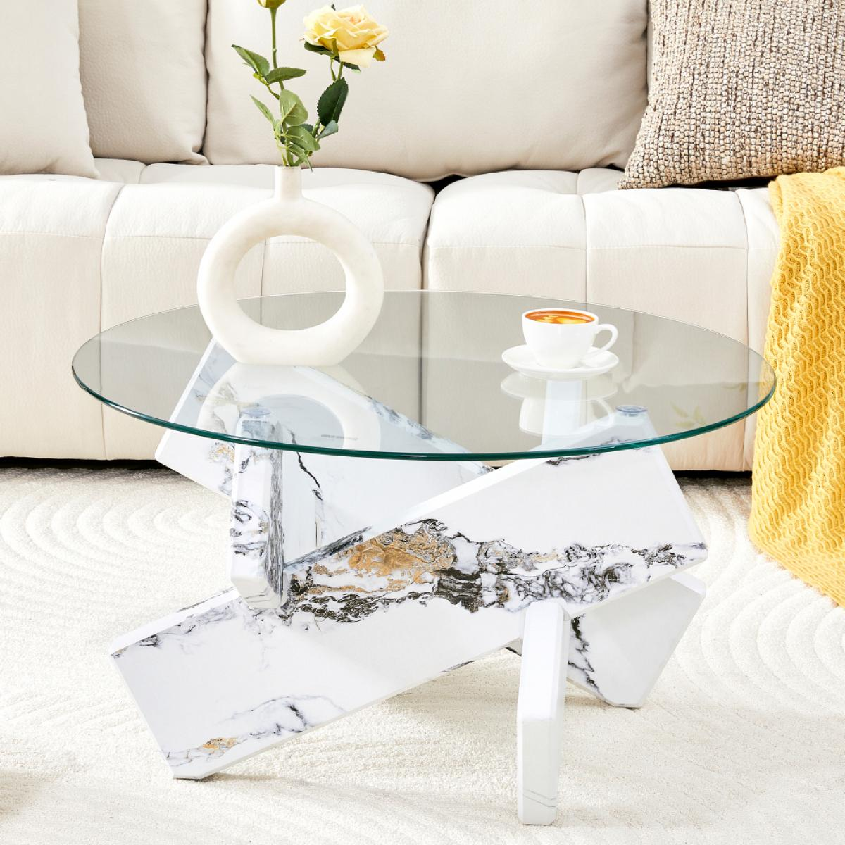 Ein moderner Couchtisch mit Glasplatte und weißem Marmorsockel. Eine weiße Vase mit gelber Blume steht darauf, ebenso wie eine Tasse Kaffee.