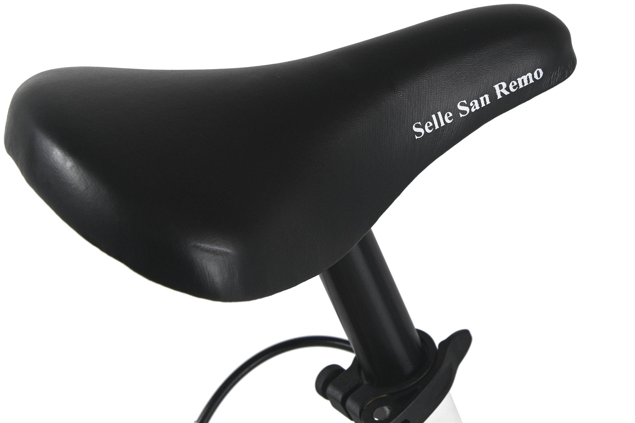 Nahaufnahme eines schwarzen Fahrradsattels mit dem Schriftzug 'Selle San Remo'. Der Sattel ist auf einer schwarzen Metallstange montiert.