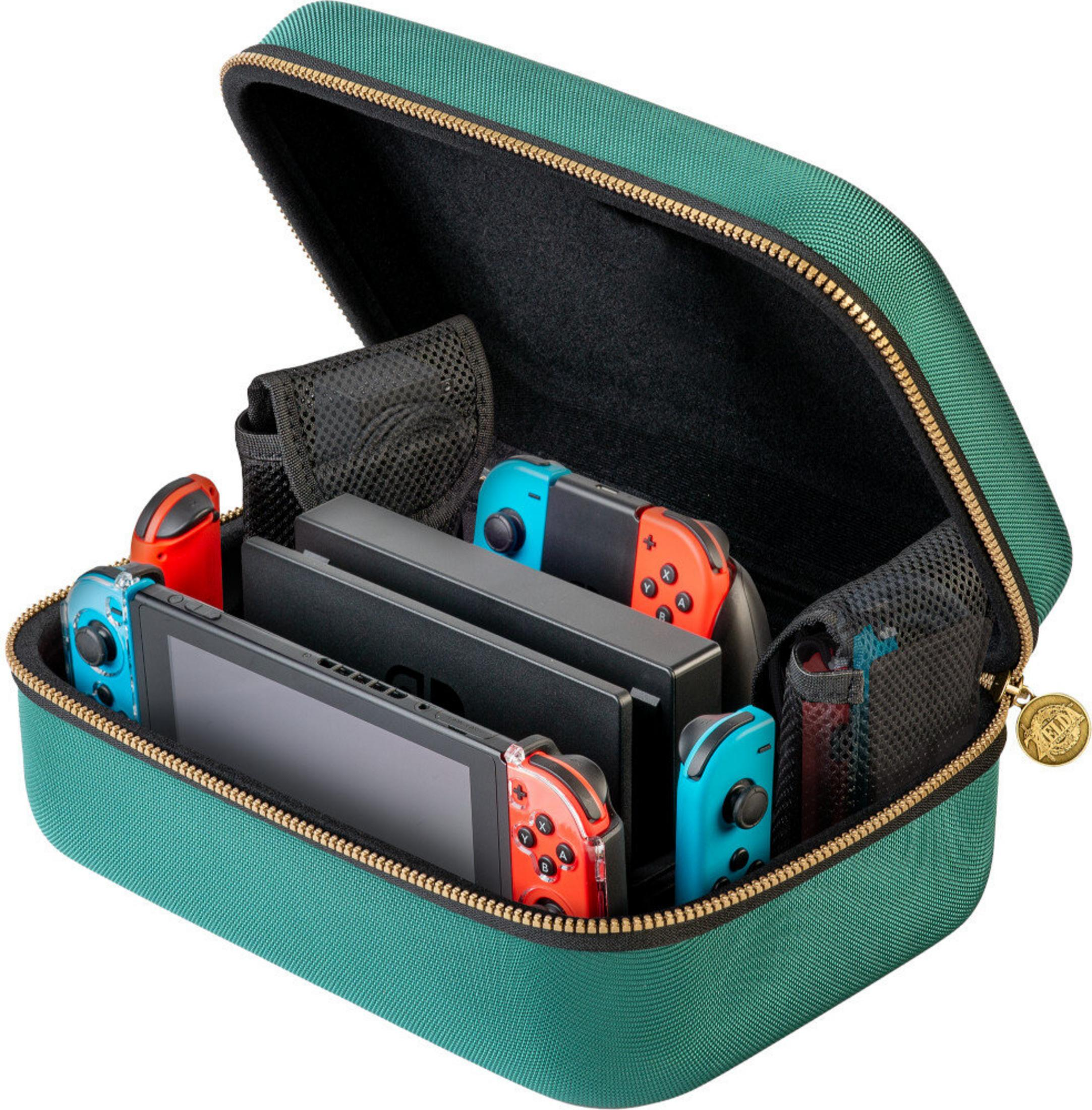 Custodia per il trasporto Nintendo Switch verde aperta, che rivela la console Switch, i controller e gli accessori. Cerniera e ciondolo dorati presenti.