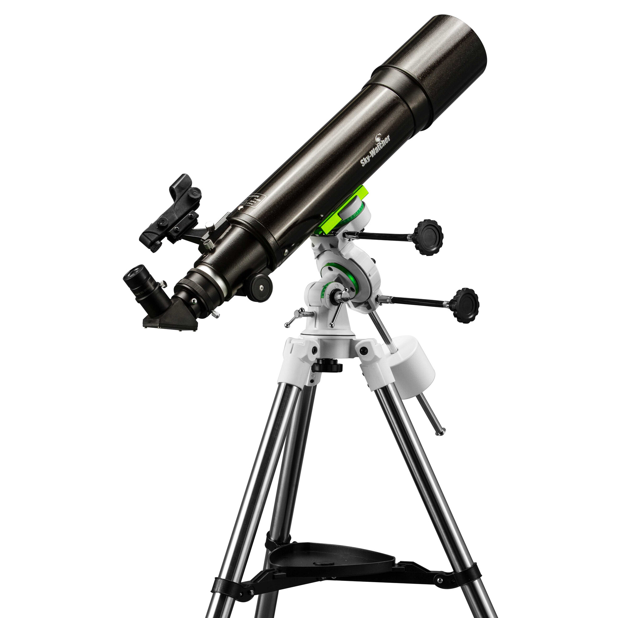 Ein dunkles Teleskop auf einem weißen Stativ. Es hat grüne und schwarze Akzente. Das Sky-Watcher-Logo ist sichtbar.