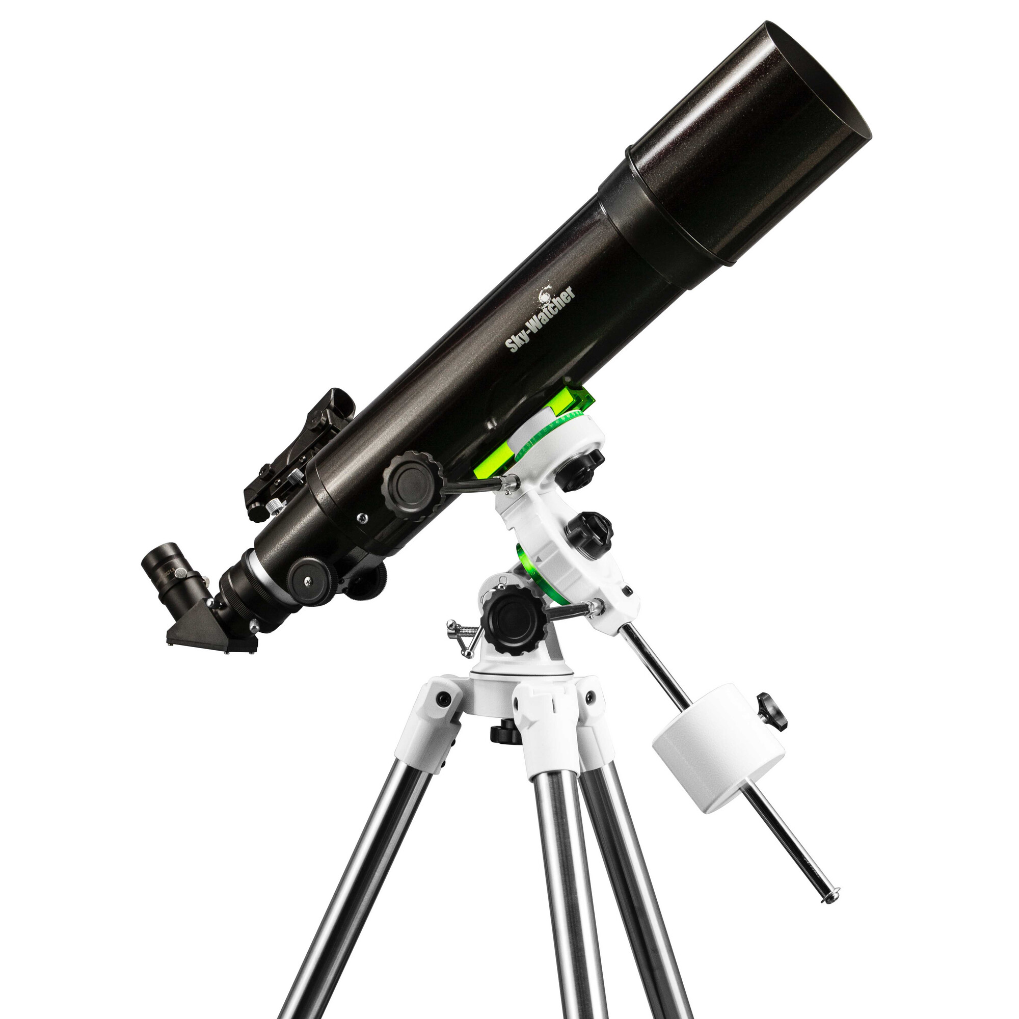 Ein schwarzes Teleskop auf einem weißen und silbernen Stativ. Es trägt den Markennamen Sky-Watcher.