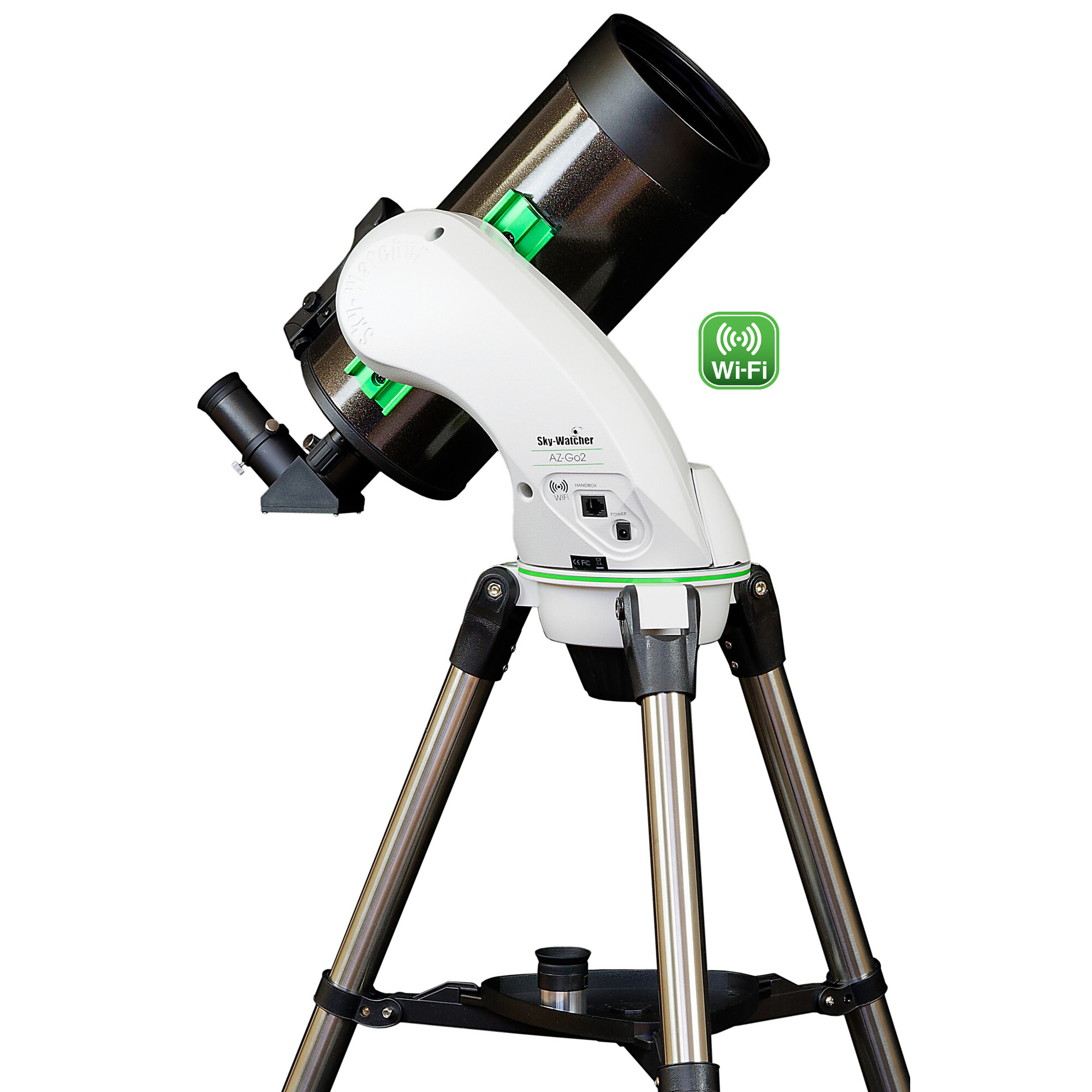 Ein Sky-Watcher AZ-Go2 Teleskop auf einem Stativ. Es ist weiß und schwarz mit grünen Akzenten und einem Wi-Fi-Symbol.