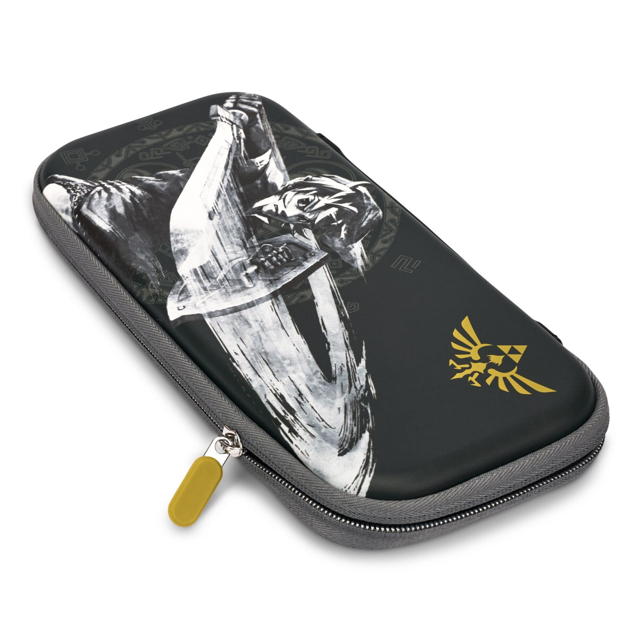 Czarne etui z wizerunkiem wojownika i złotym logo. Ma szary zamek błyskawiczny i żółty suwak.