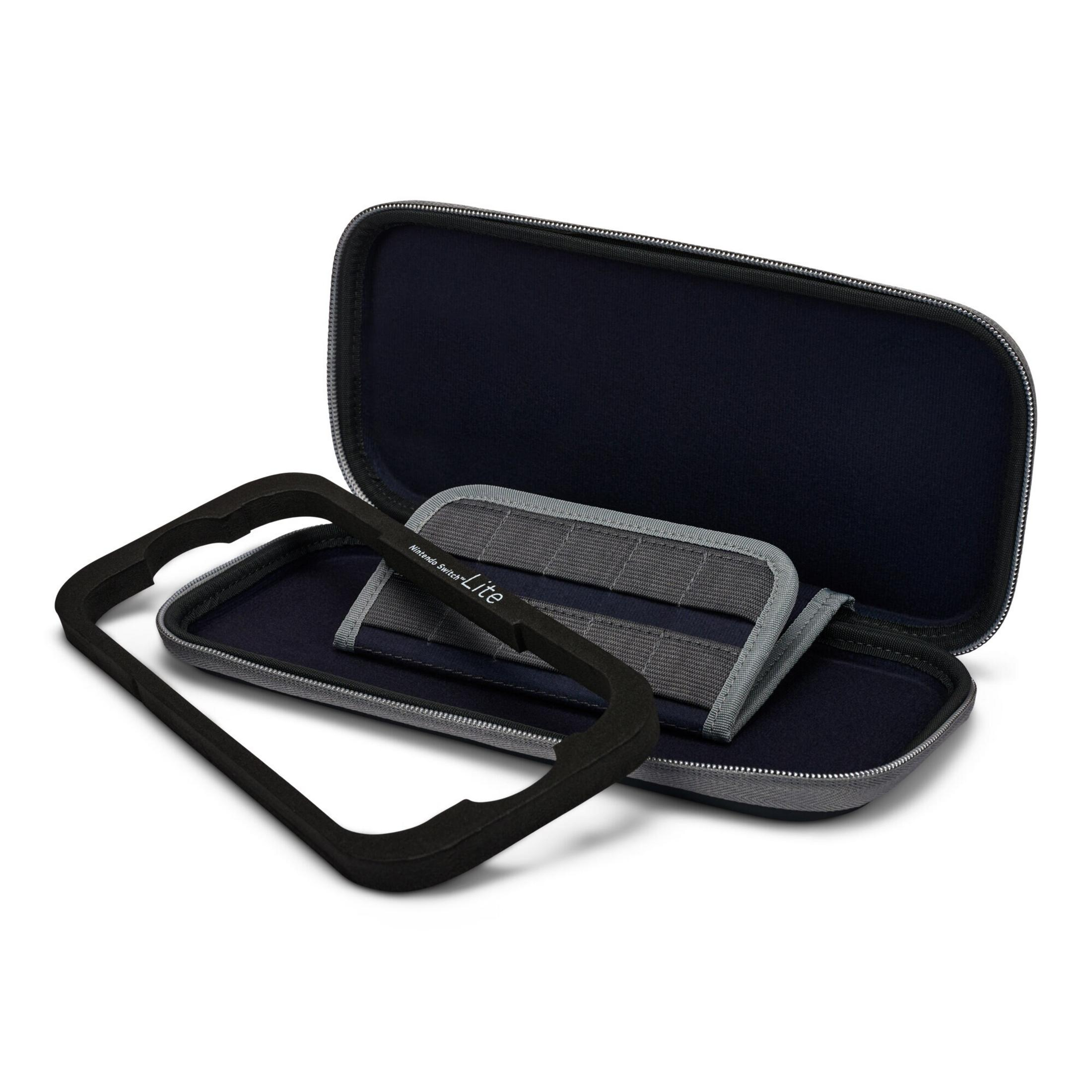 Otwarta szara obudowa z czarną wkładką piankową. W środku ciemnoniebieska tkanina. Obudowa jest do Nintendo Switch Lite.