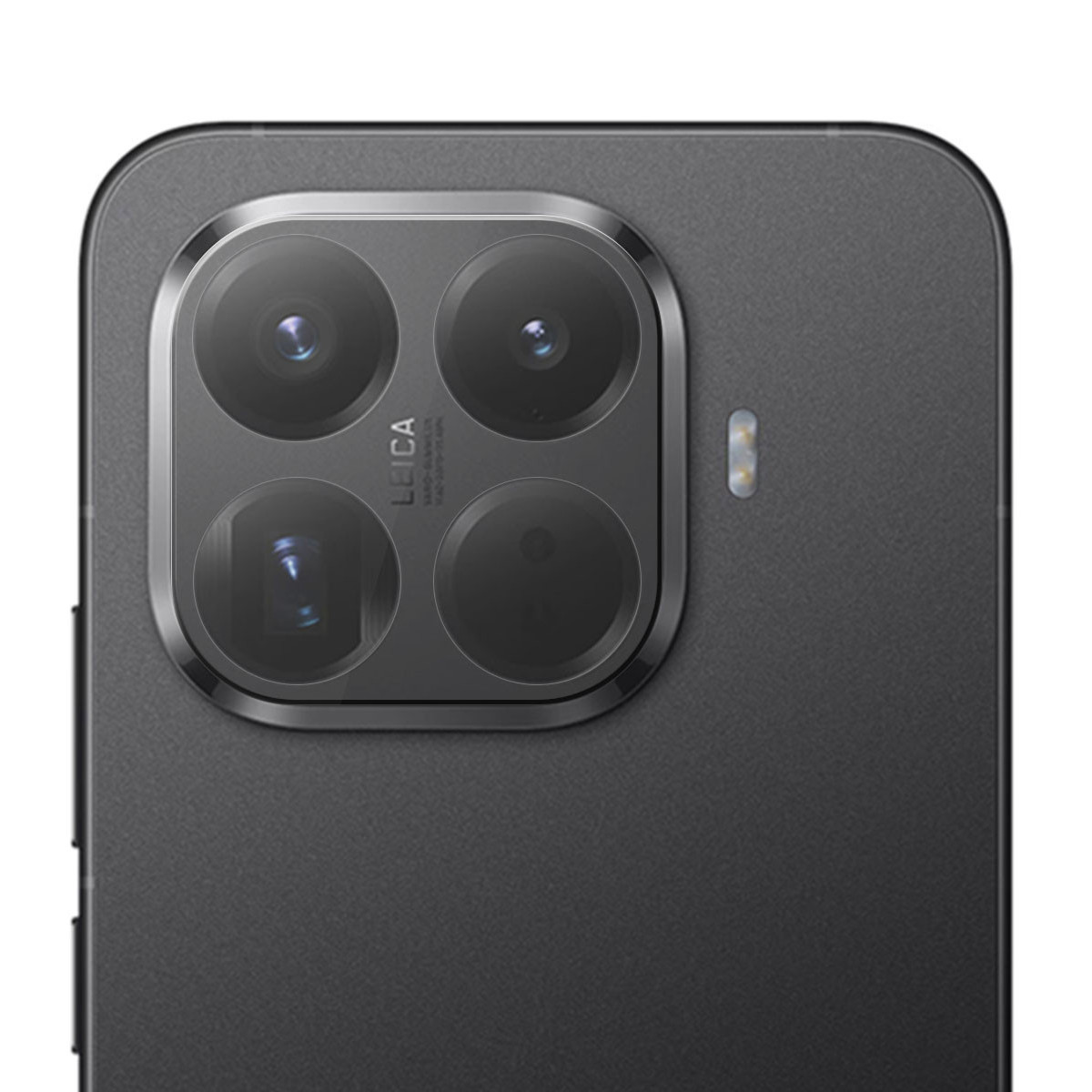 Primer plano de la matriz de cámaras de un teléfono con cuatro lentes. El teléfono tiene un acabado gris oscuro y un logotipo de Leica. Un flash es visible.