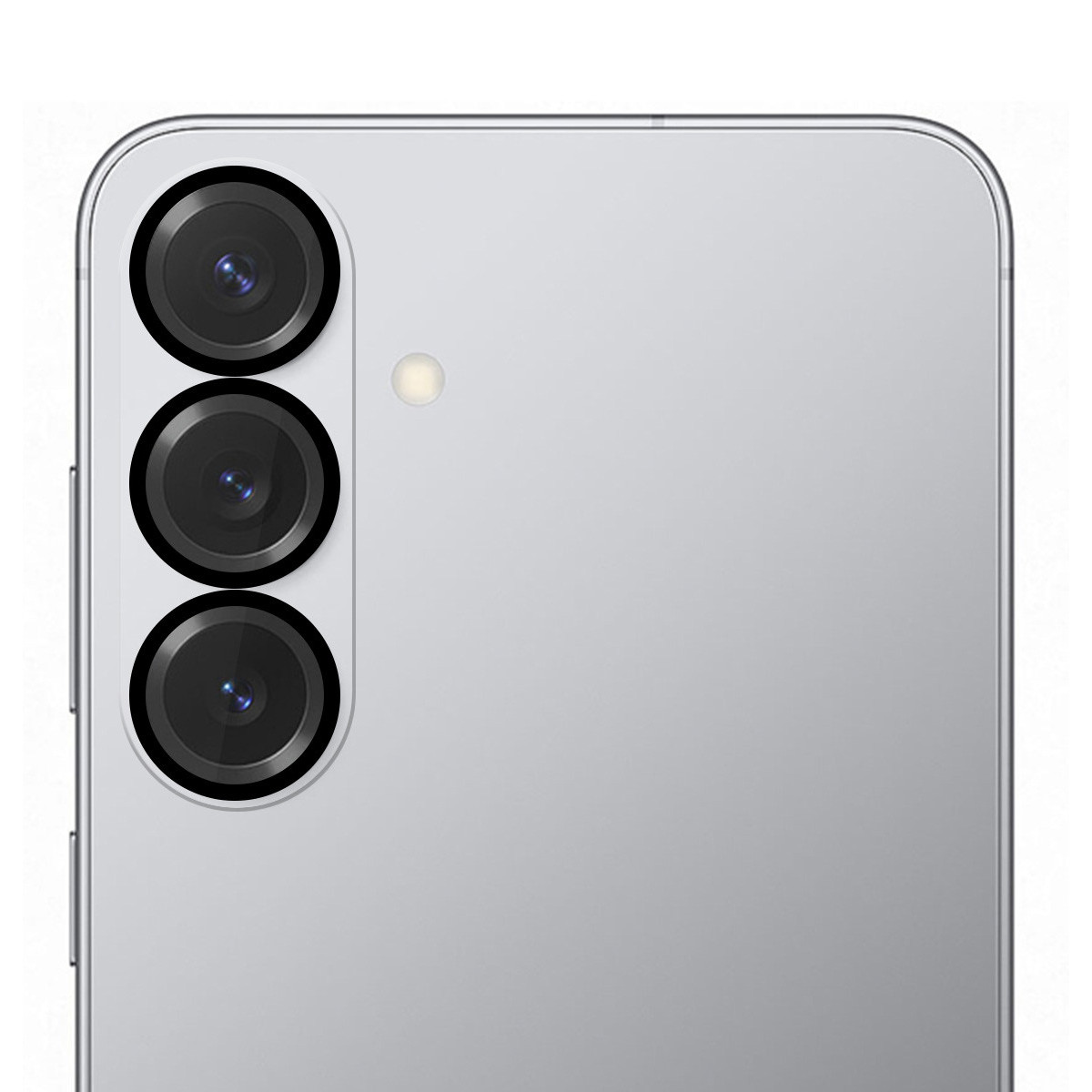 Primer plano de la parte trasera de un smartphone plateado con tres lentes de cámara y un flash.