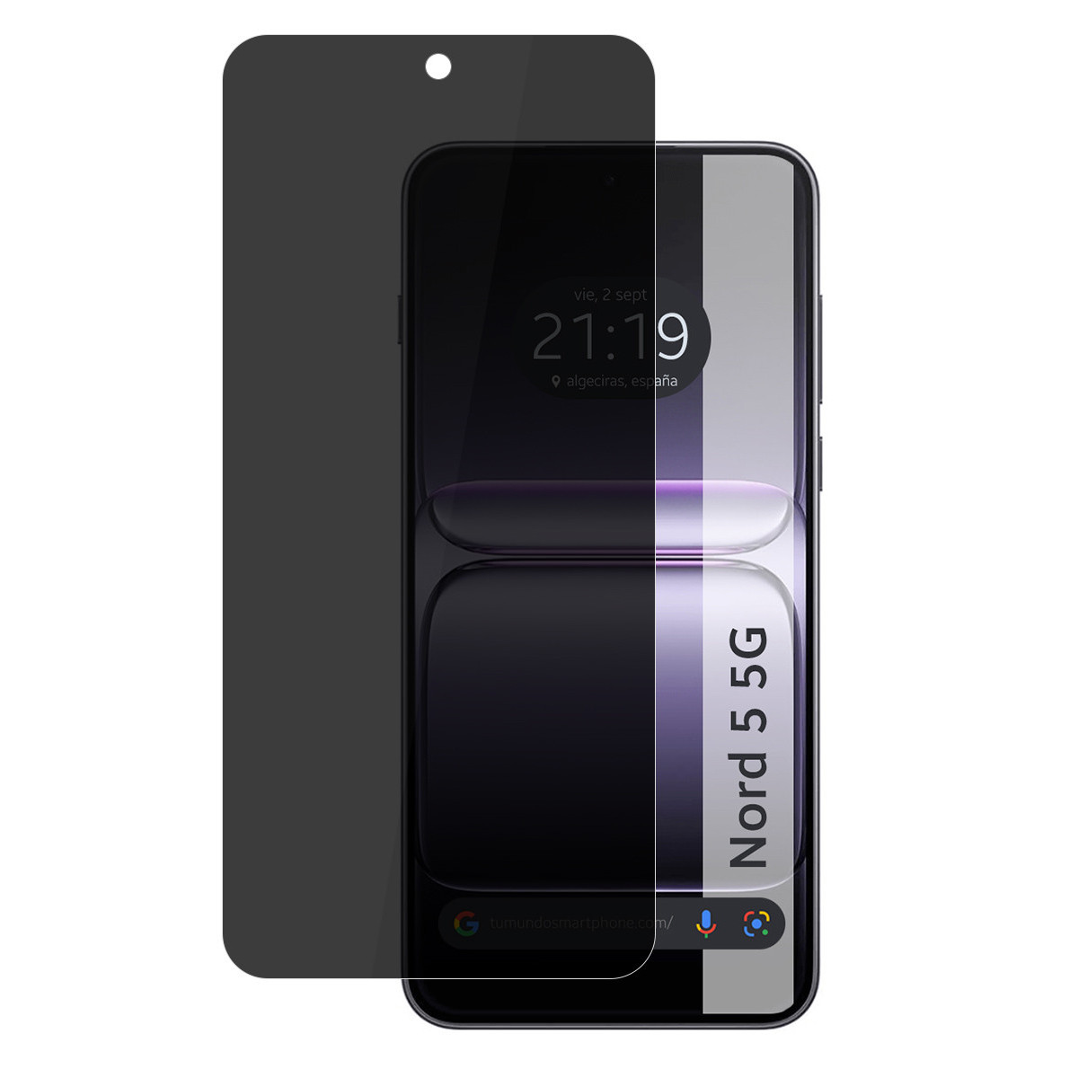 Un smartphone con protector de pantalla. La pantalla muestra la hora y el lugar. El protector tiene las palabras Nord 5 5G.