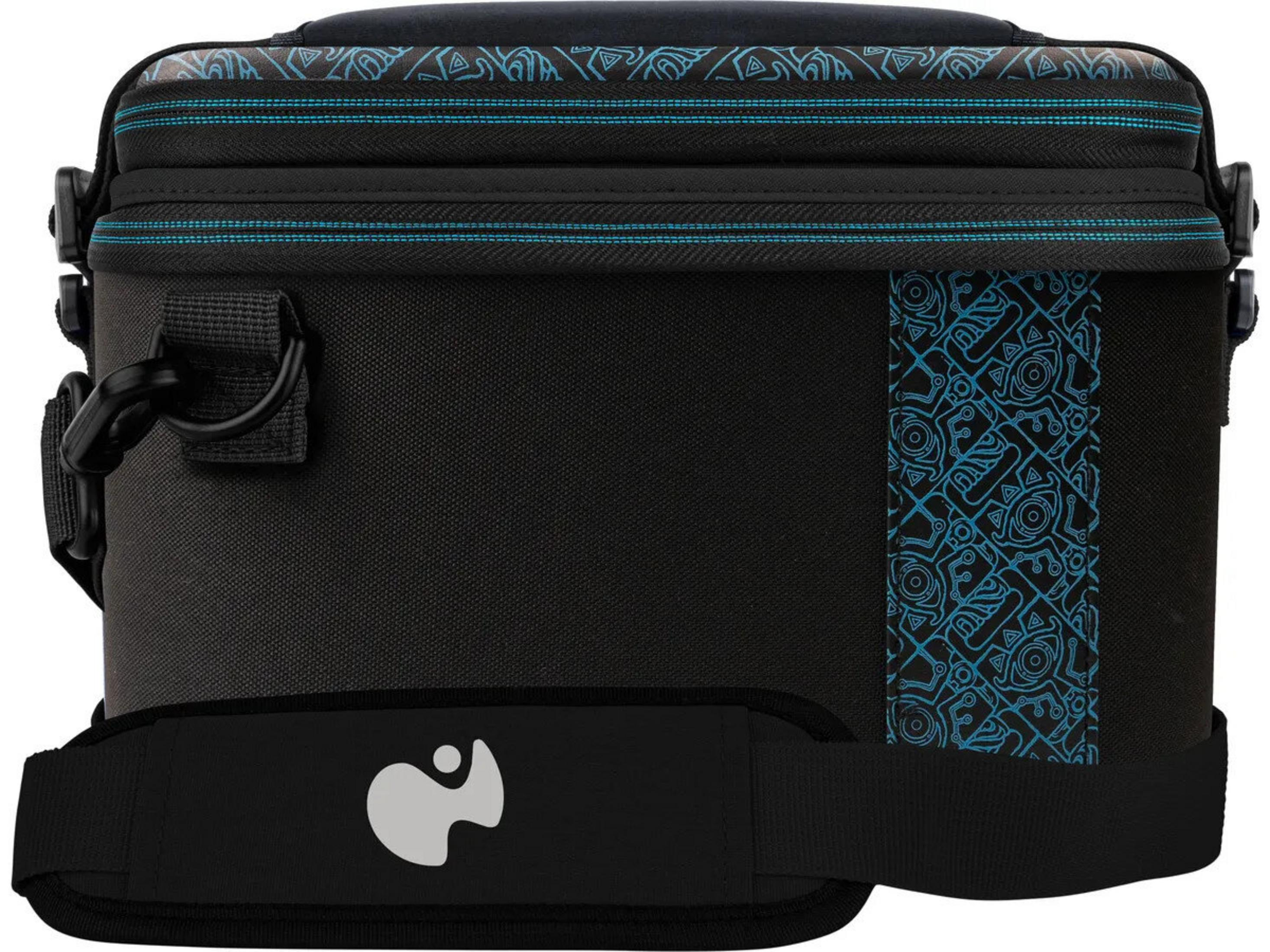 Bolsa de cámara negra con patrones azules. Tiene una correa para el hombro y un asa. Logotipo blanco en la correa.