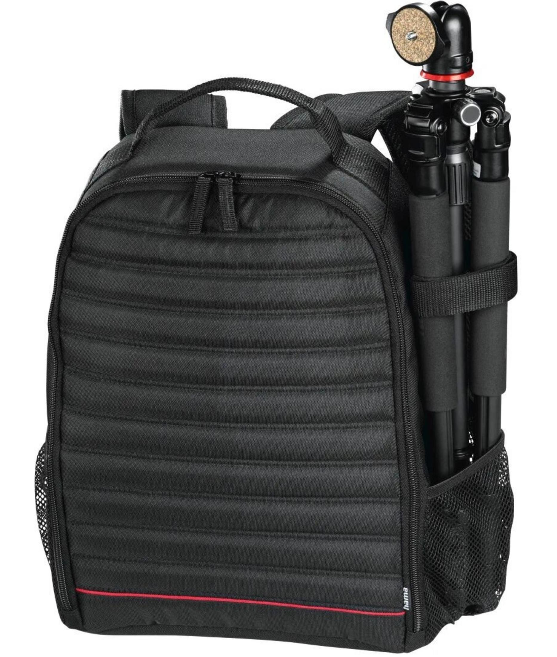 Schwarzer Rucksack mit Stativ. Der Rucksack hat ein gestepptes Design und einen roten Streifen. Das Stativ ist schwarz.