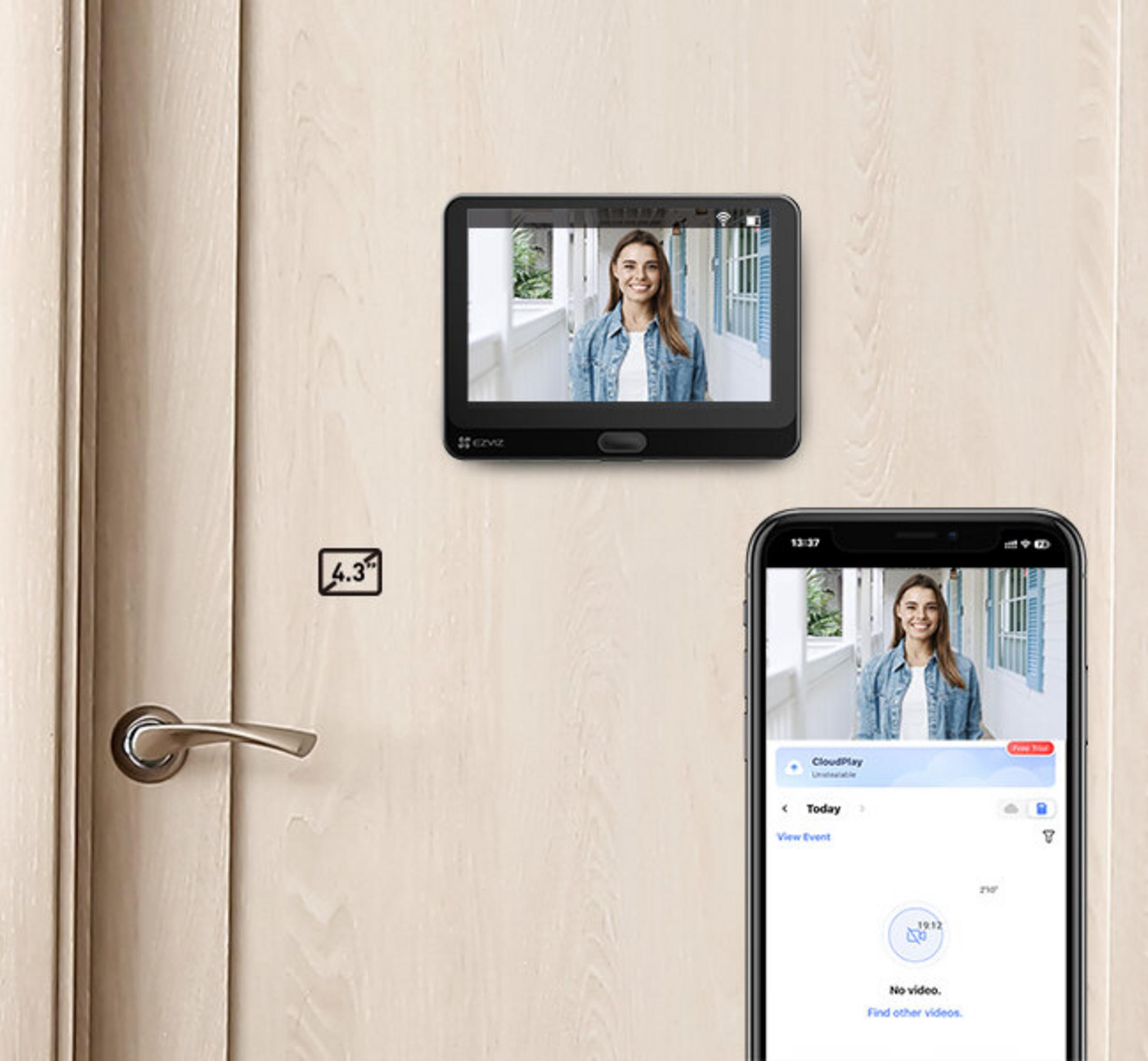 Kobieta jest na ekranie, również na telefonie. Drzwi, klamka i znak 4,3" są widoczne.