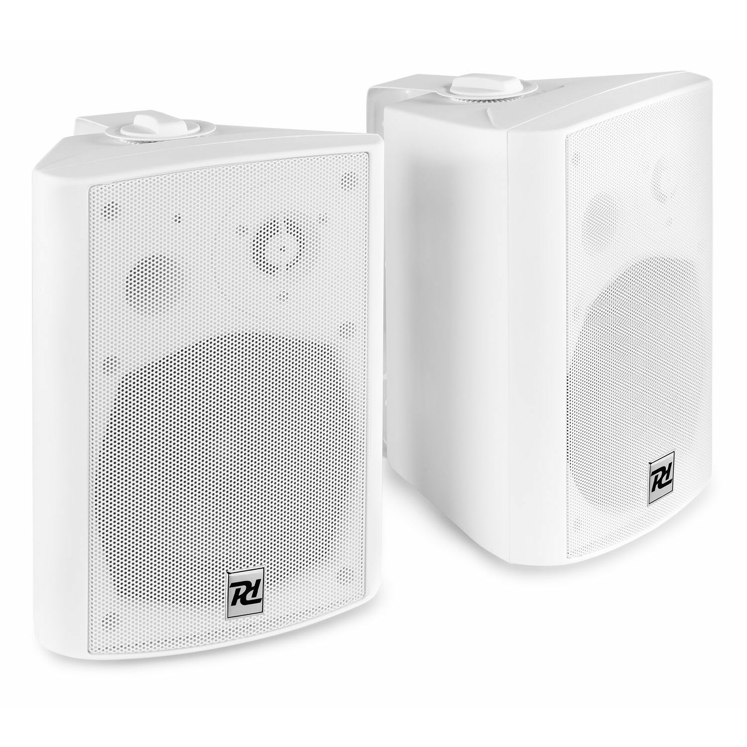 Dos altavoces blancos triangulares. Cada uno tiene un frente perforado, un control superior y un logotipo. Están sobre una superficie blanca.