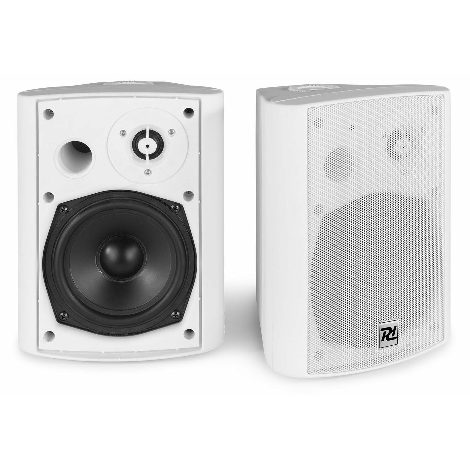 Dos altavoces blancos con conos y rejillas negras. Un altavoz está en ángulo, mostrando el lado y un logotipo.