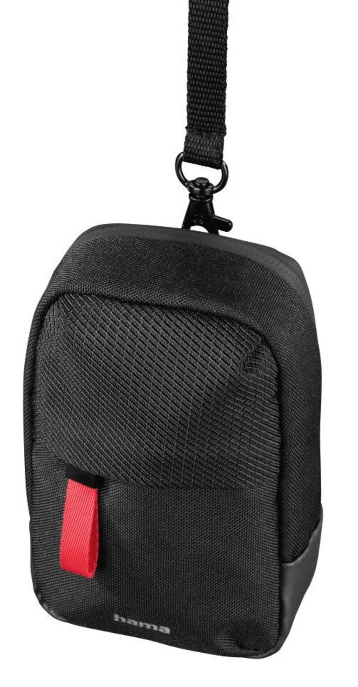 Borsa nera per fotocamera Hama con linguetta rossa. Appesa a un cinturino nero con chiusura in metallo. Sfondo bianco.