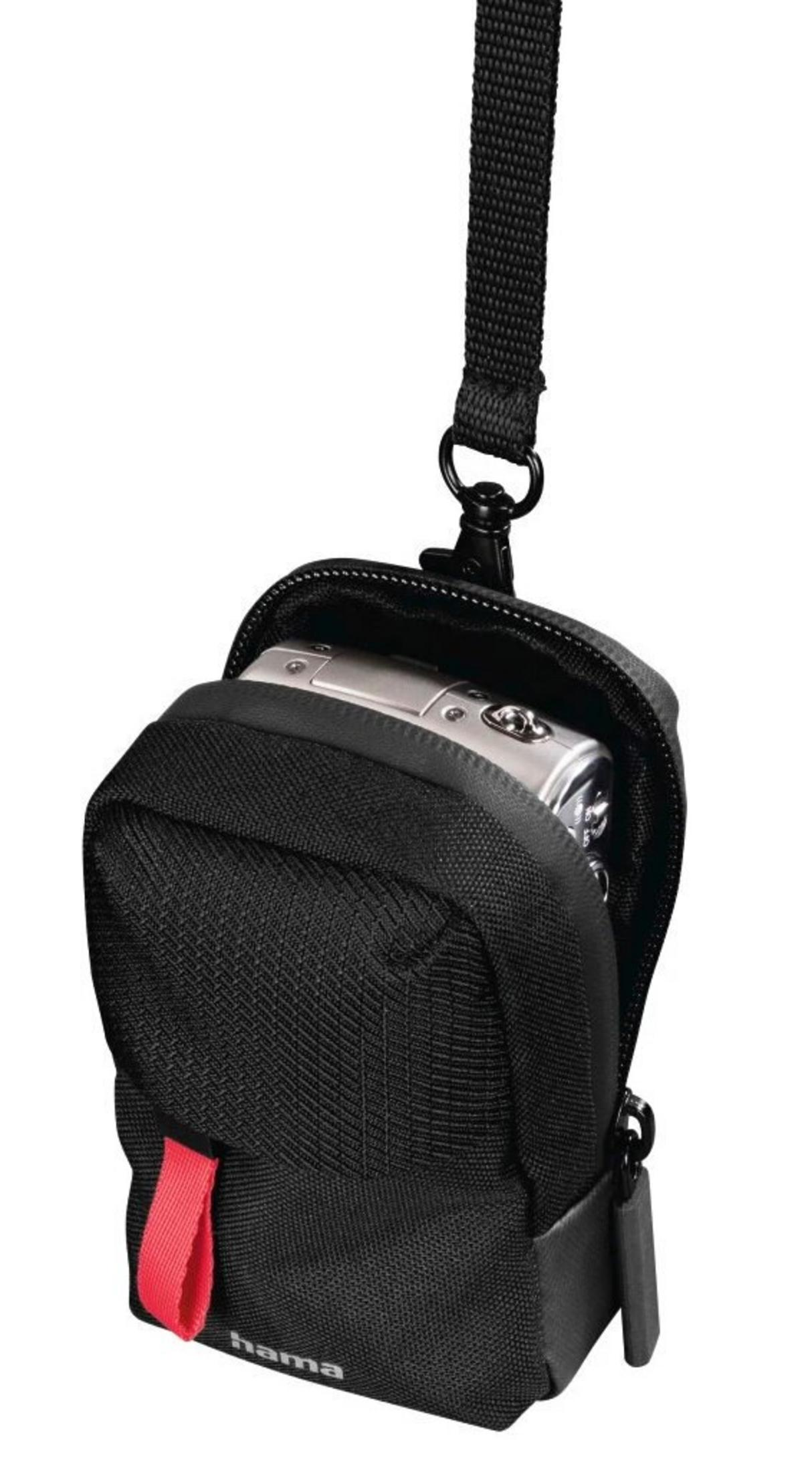 Una borsa nera per fotocamera con linguetta rossa contiene una fotocamera argentata. Un cinturino nero è attaccato alla borsa.