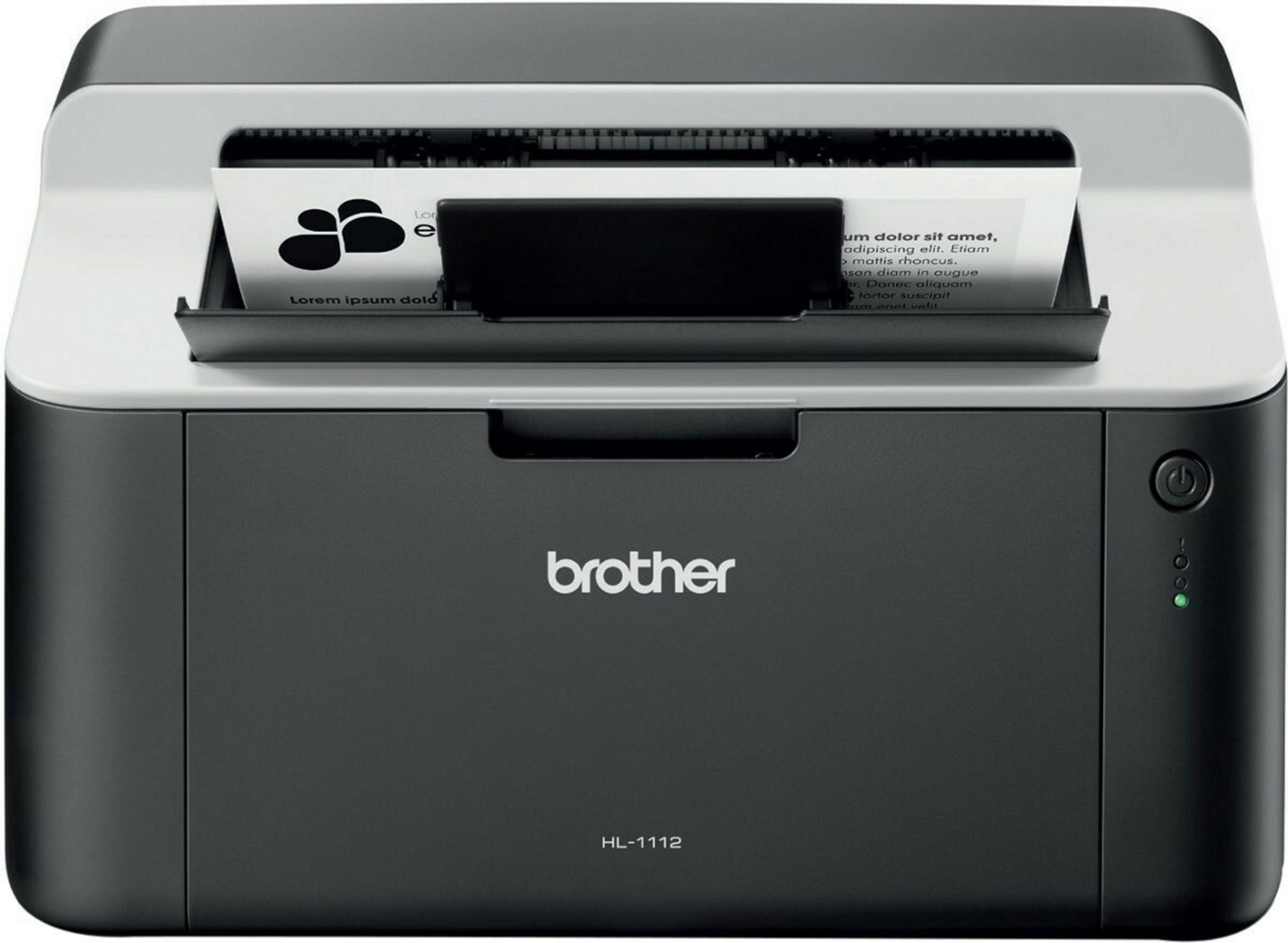 Se muestra una impresora Brother HL-1112, imprimiendo una hoja de papel. La impresora es negra y gris.