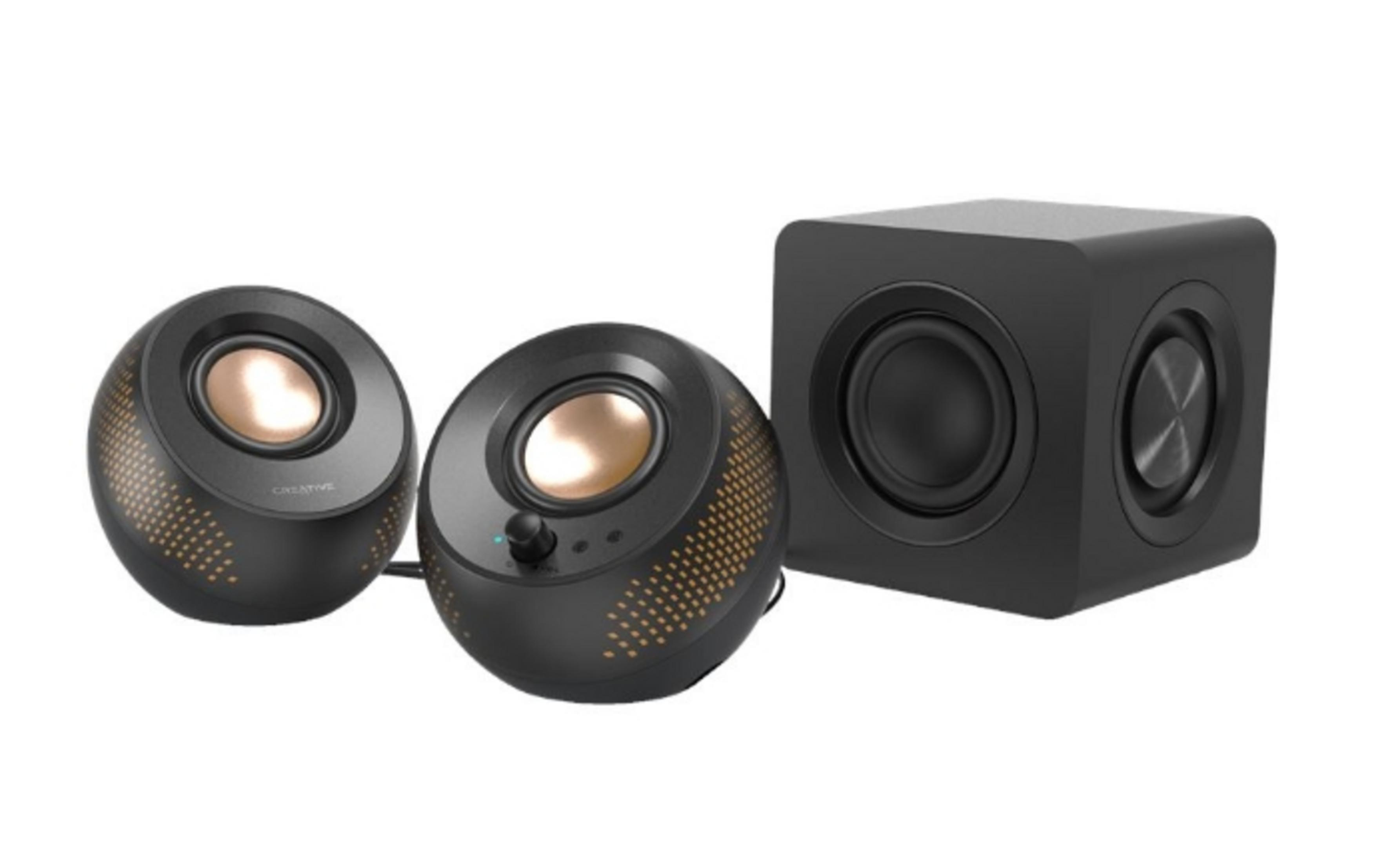 Sistema di altoparlanti nero con due satelliti e un subwoofer, dettagli dorati su sfondo bianco.