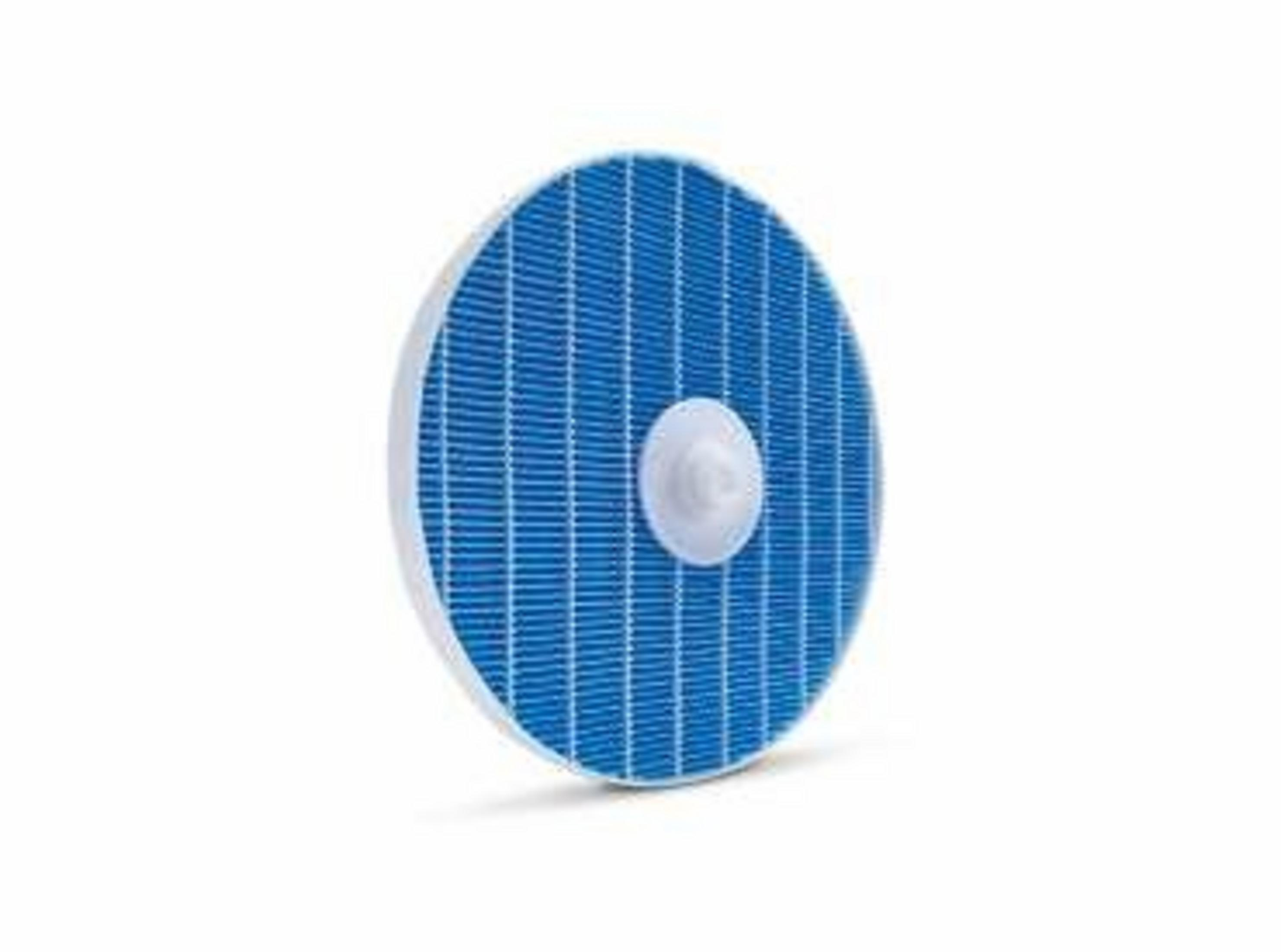 Un filtro dell'aria rotondo con rete blu e una cornice e un pezzo centrale in plastica bianca su sfondo bianco.