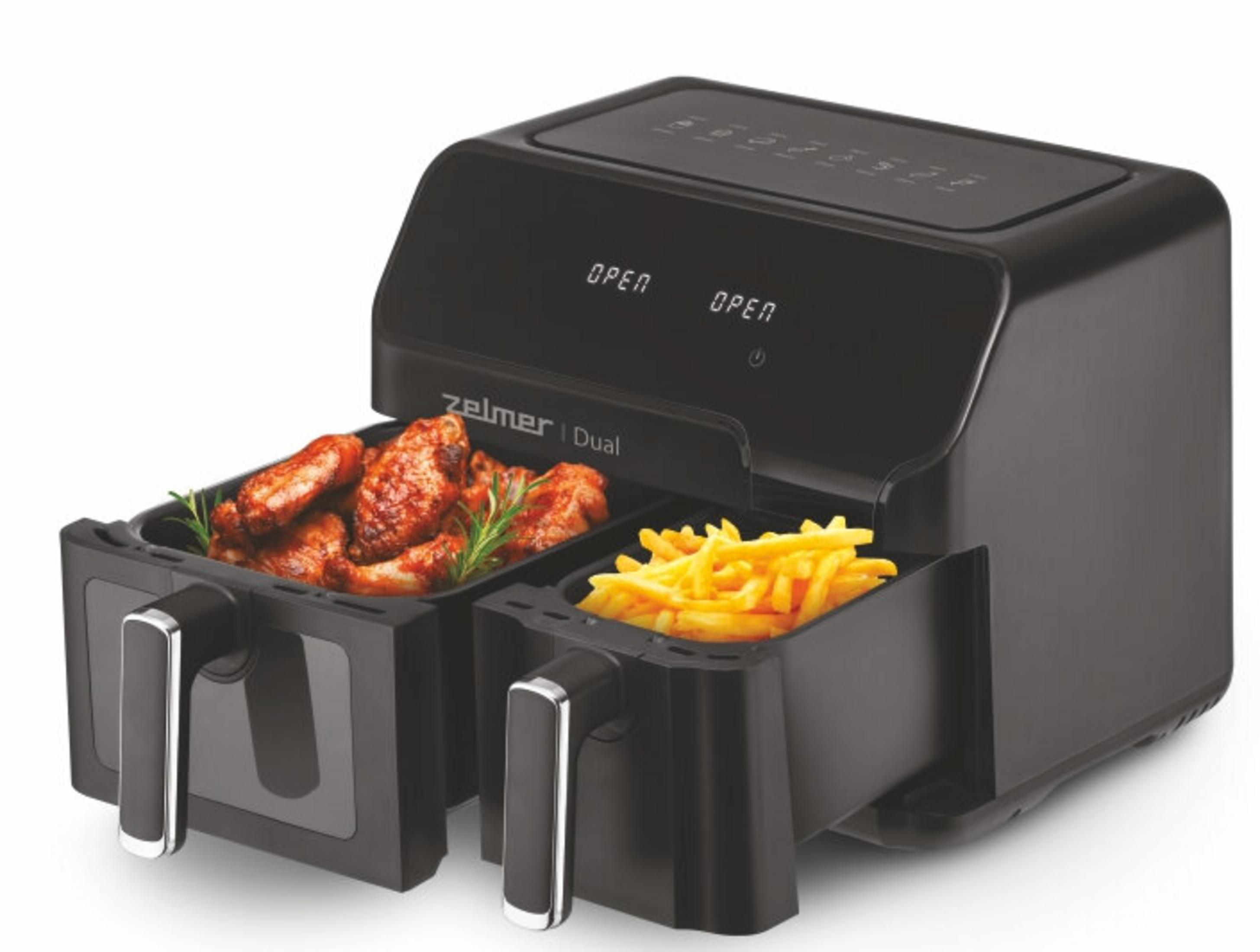 Una friggitrice ad aria nera con due scomparti. Uno ha ali di pollo, l'altro patatine fritte. La parte anteriore dice 'OPEN'.